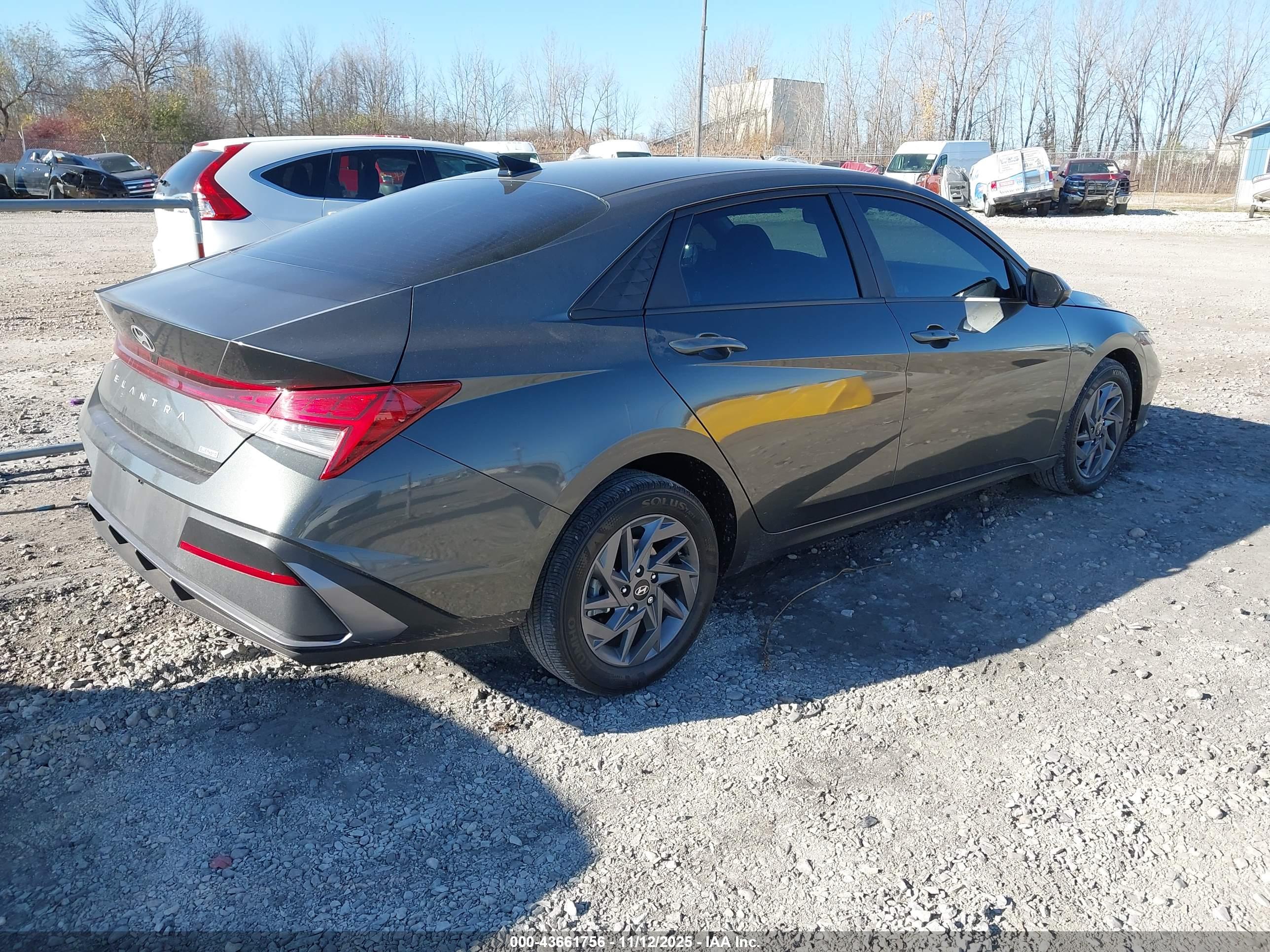 HYUNDAI ELANTRA image 4