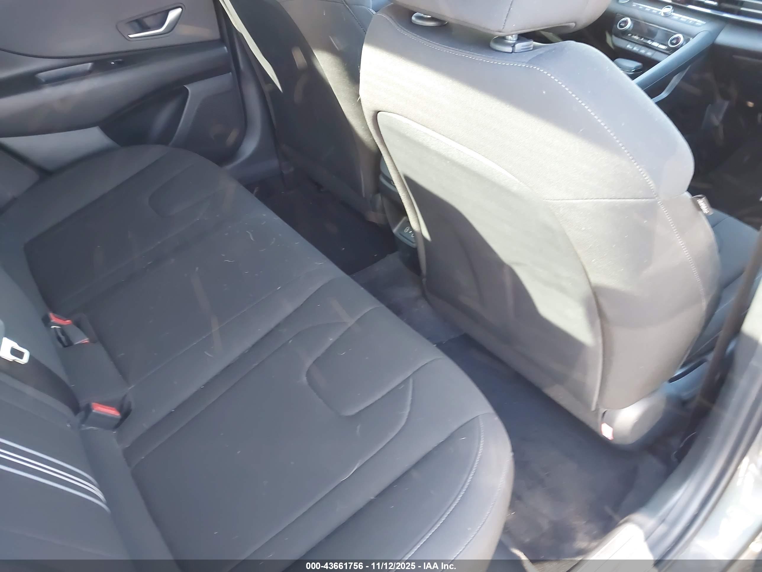 HYUNDAI ELANTRA image 8