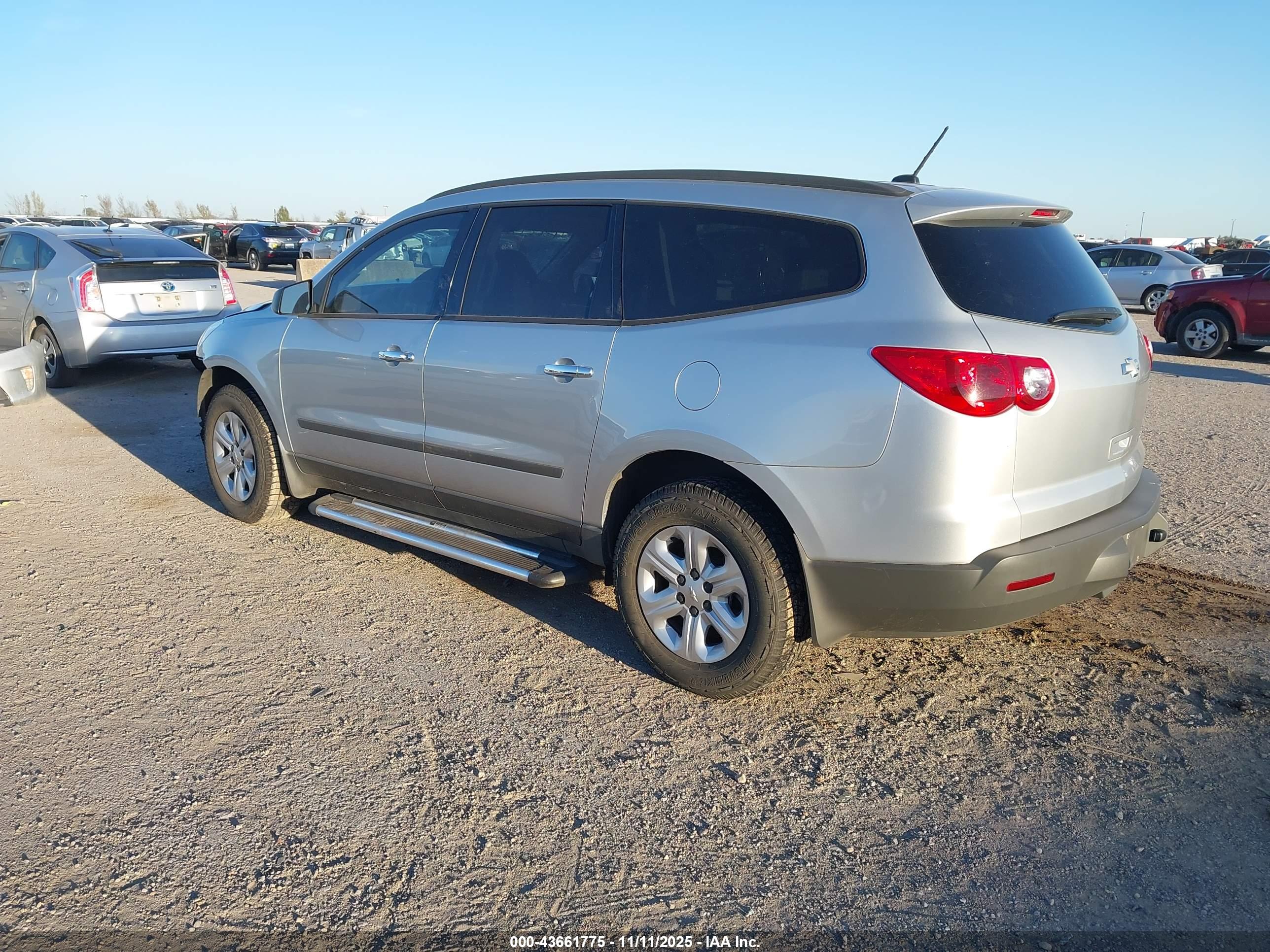 CHEVROLET TRAVERSE image 3