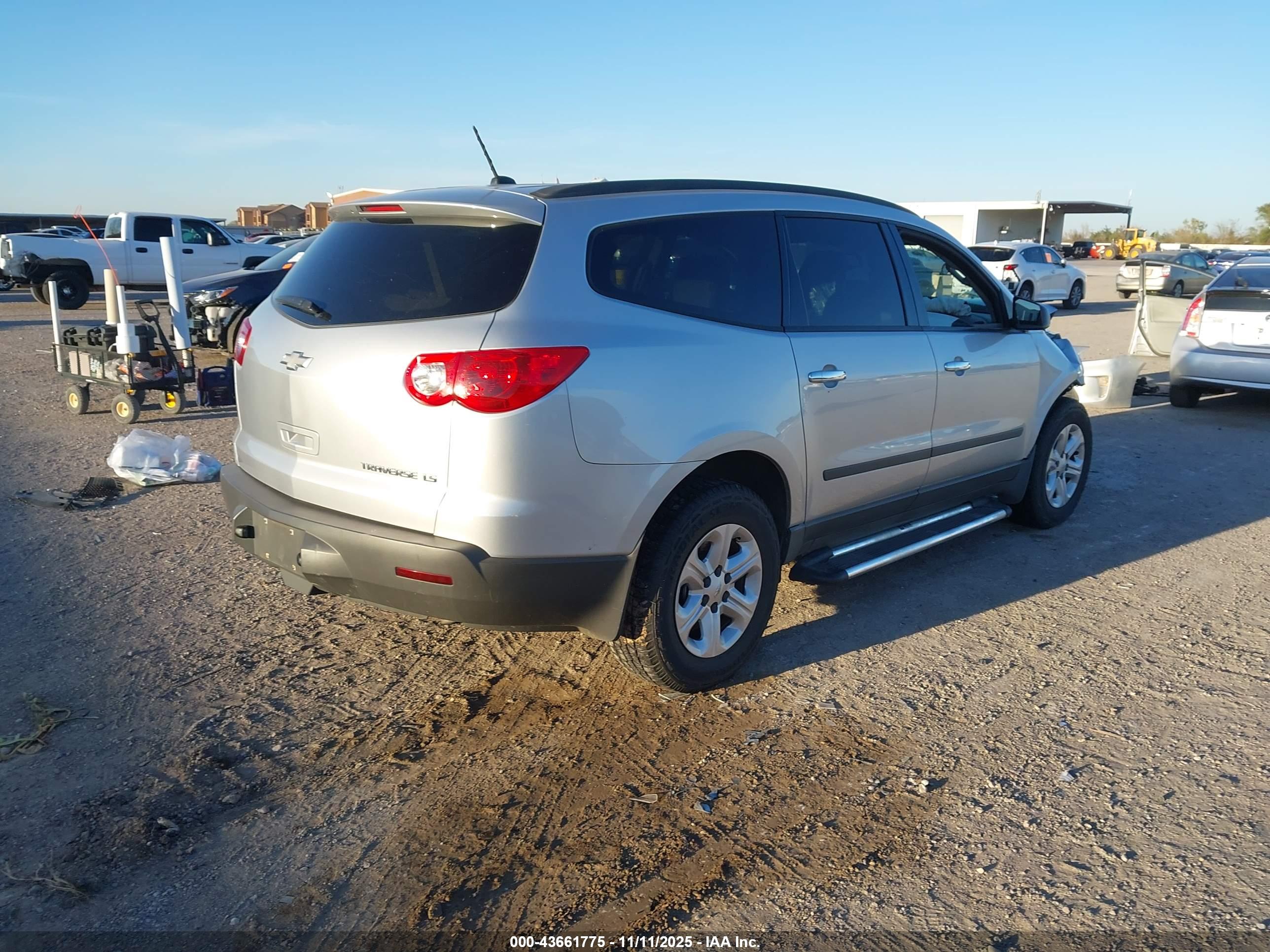 CHEVROLET TRAVERSE image 4