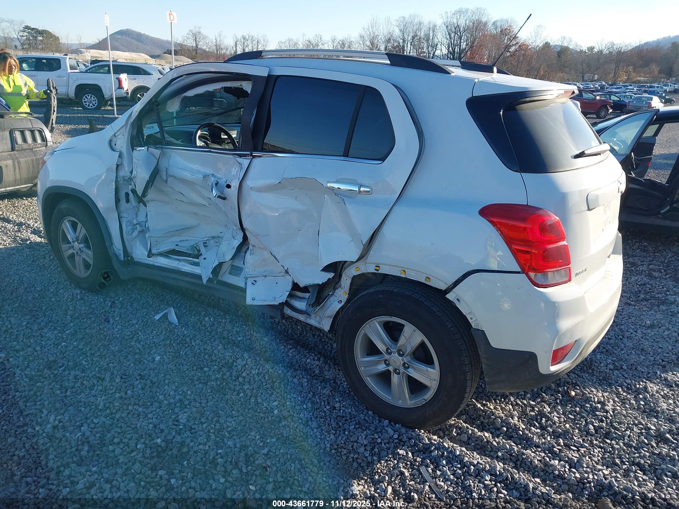 CHEVROLET TRAX image 3