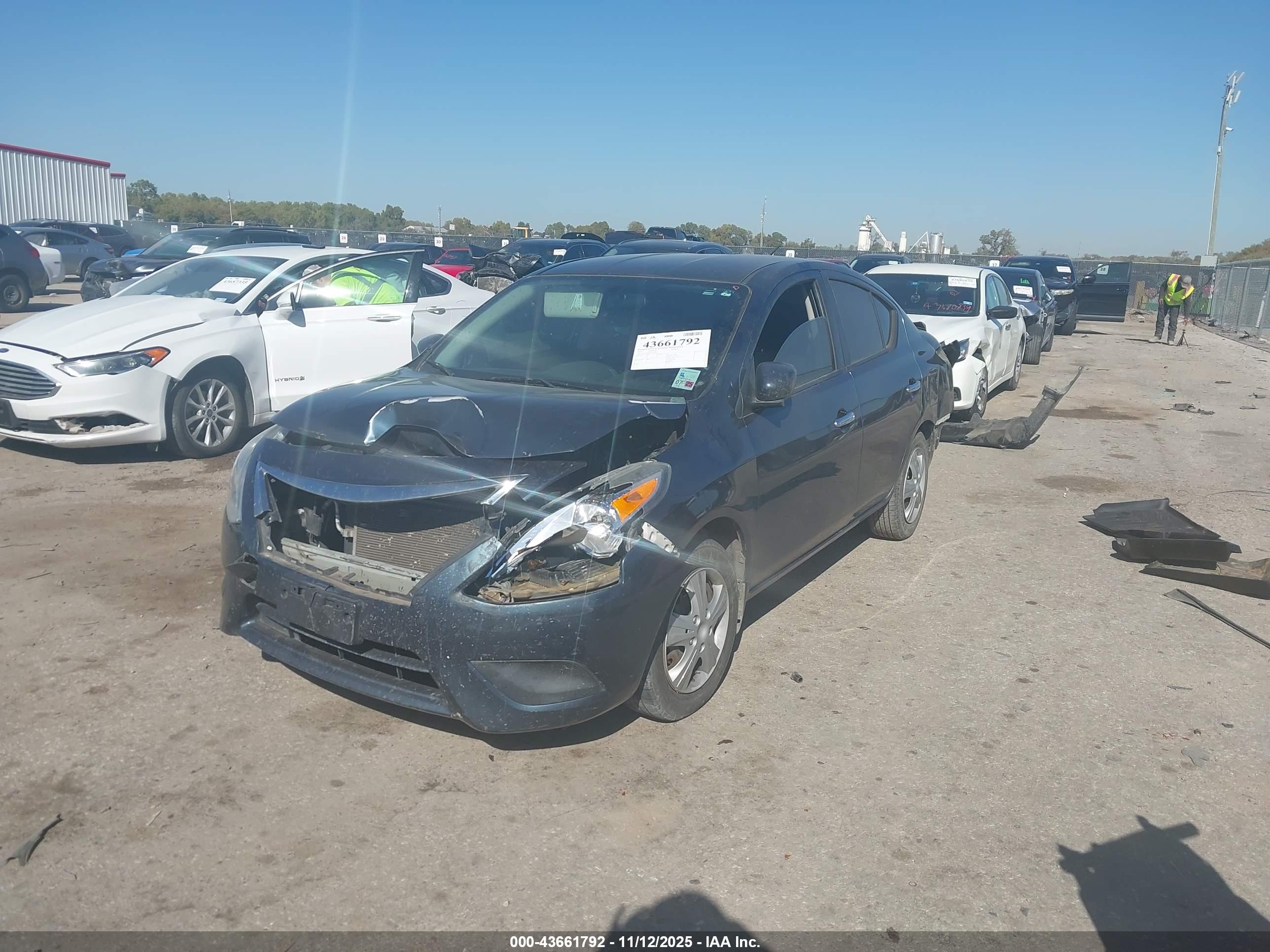 NISSAN VERSA image 2