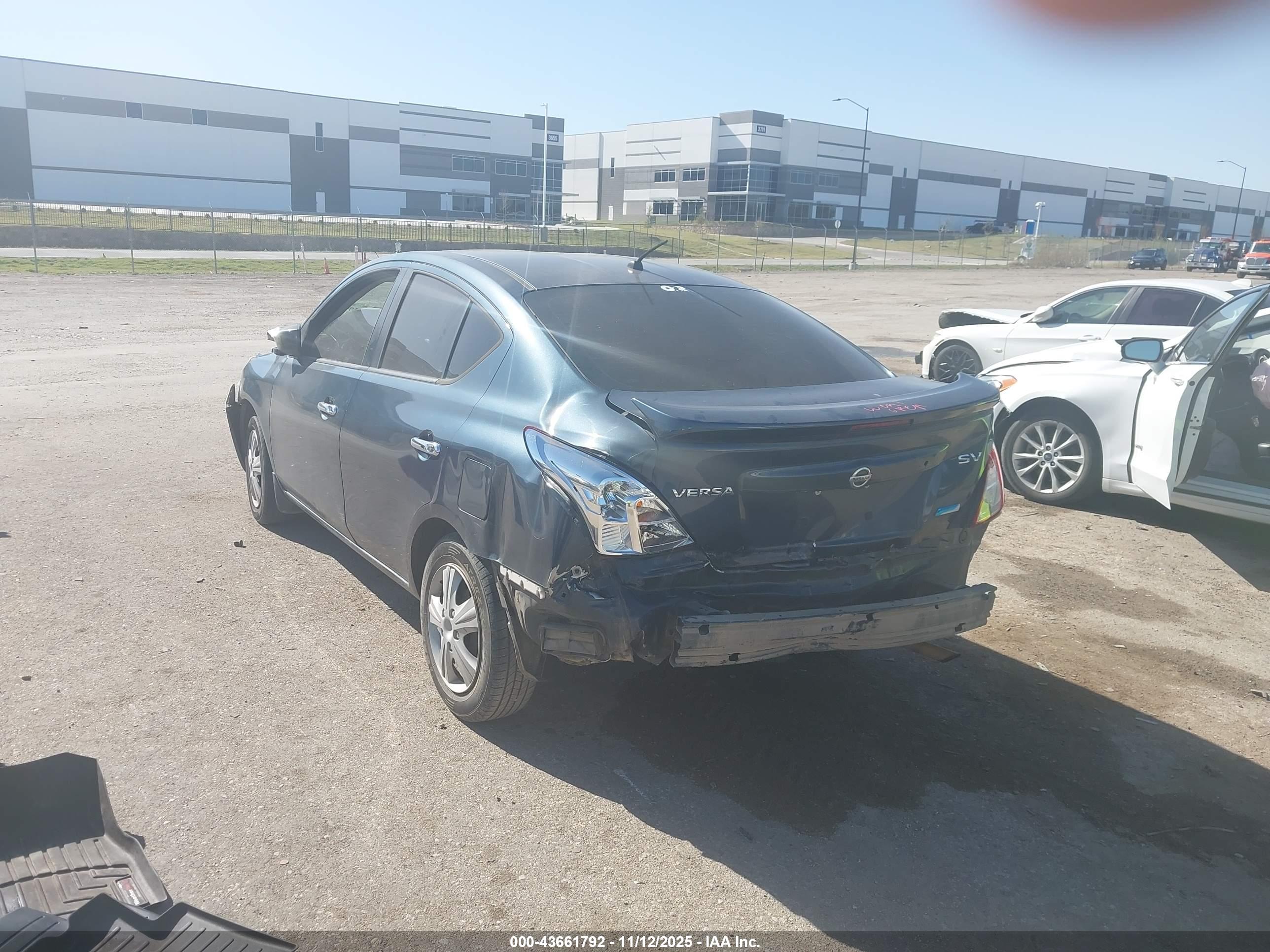 NISSAN VERSA image 3