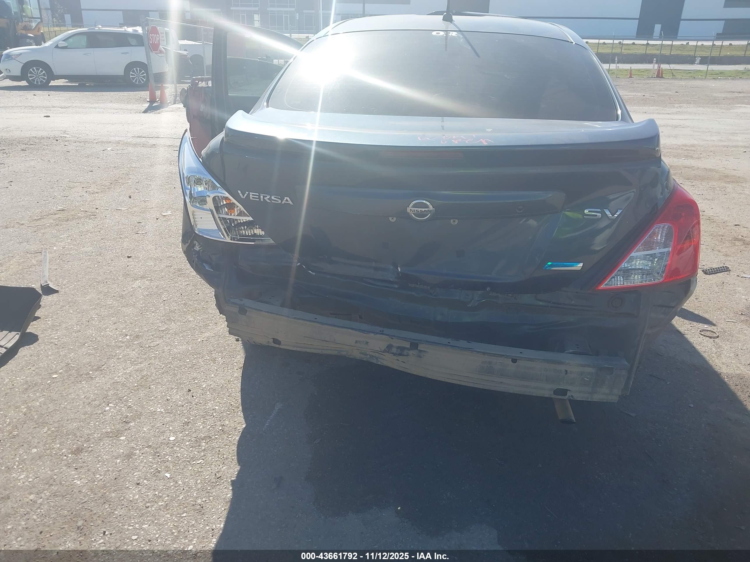 NISSAN VERSA image 6