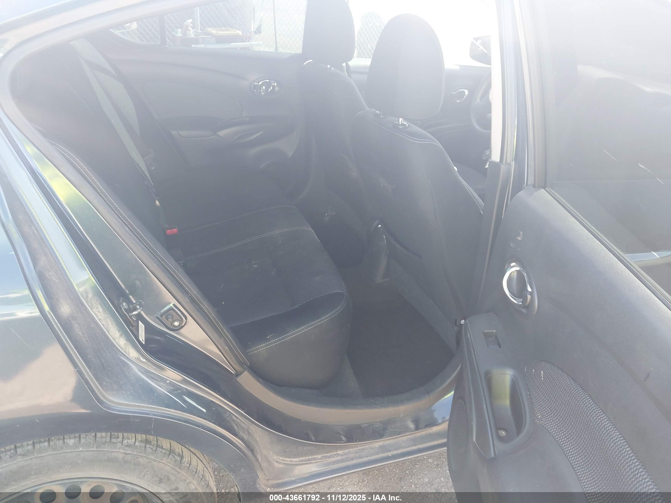 NISSAN VERSA image 8