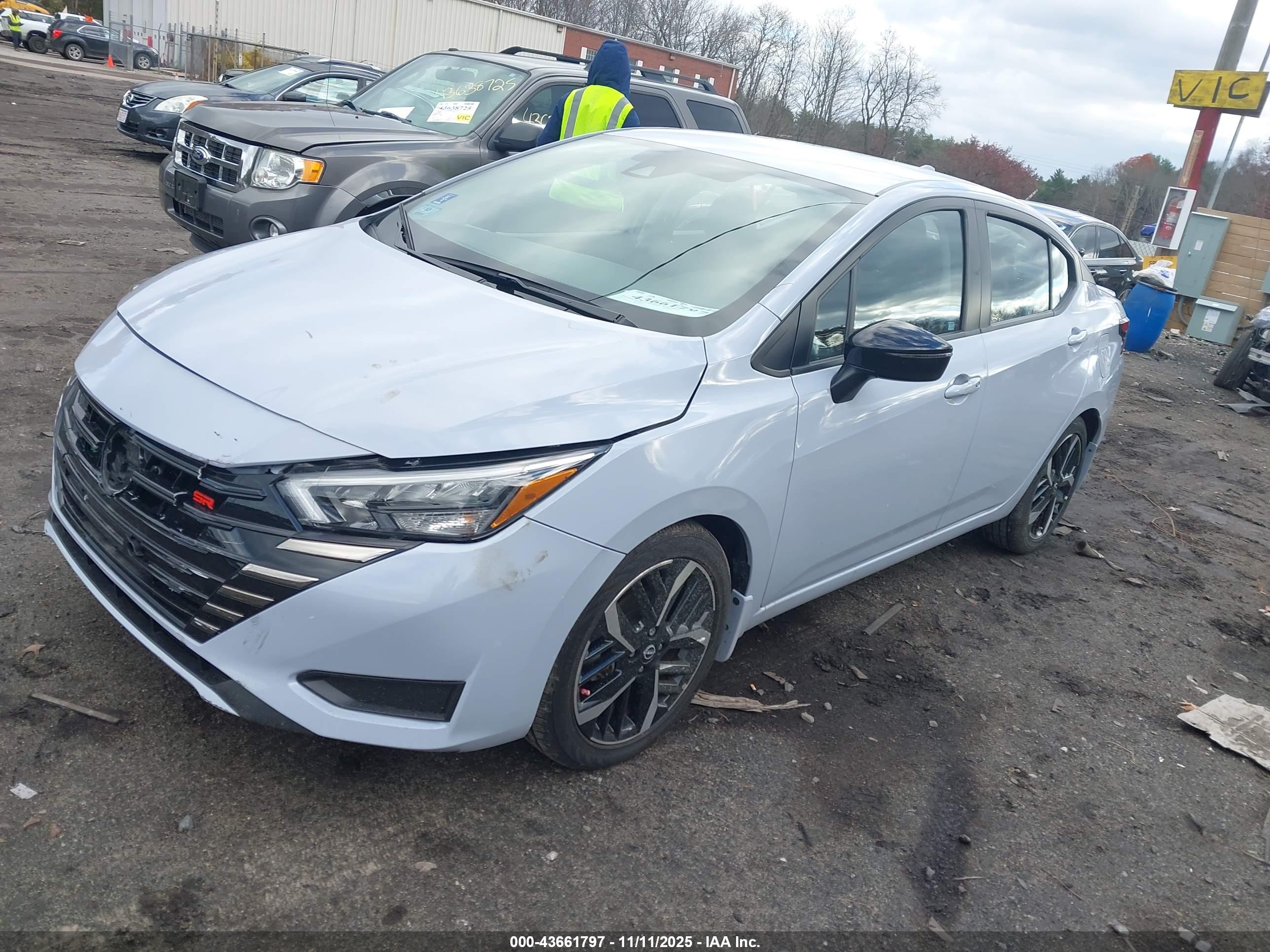 NISSAN VERSA image 2