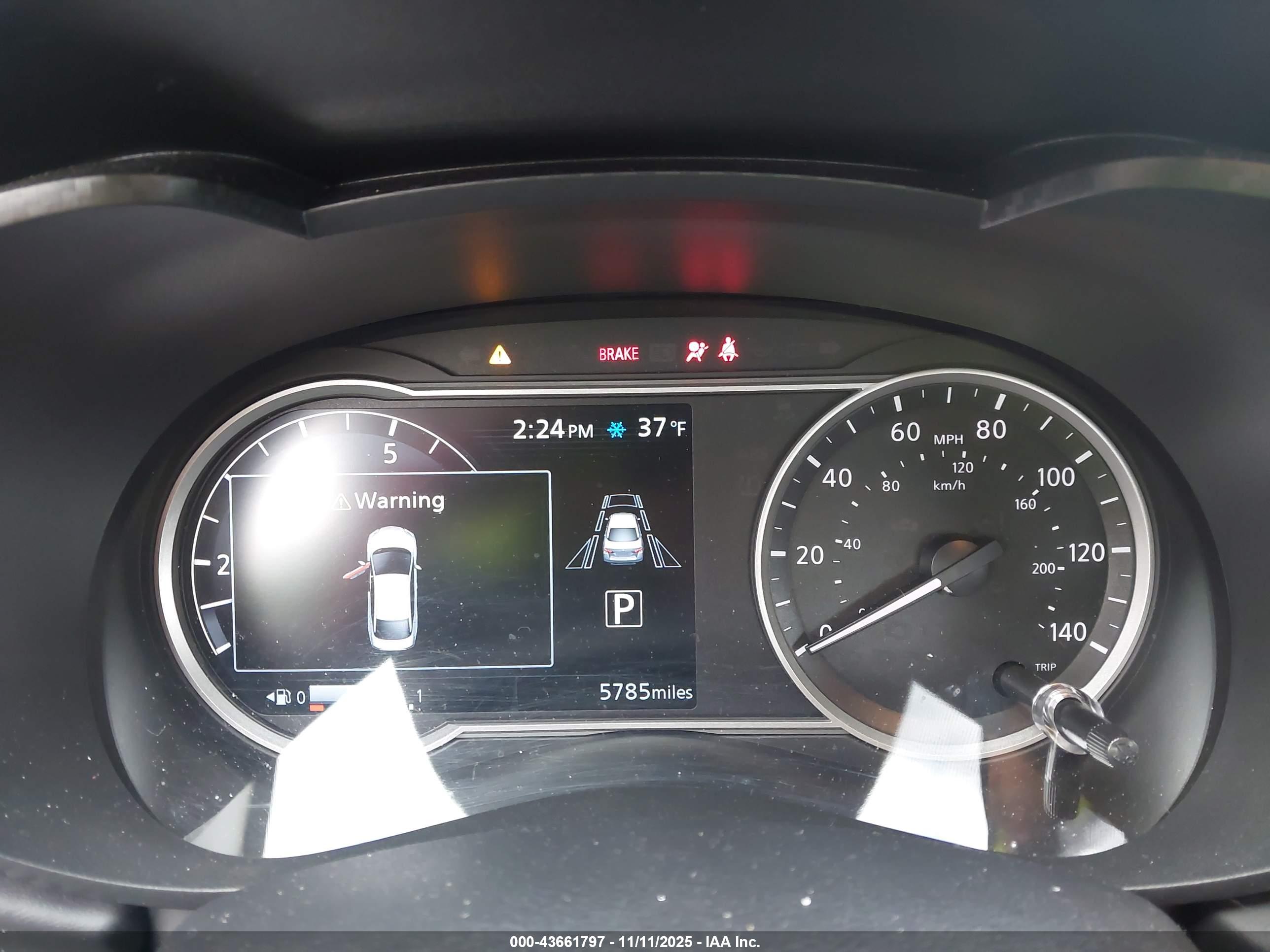 NISSAN VERSA image 7