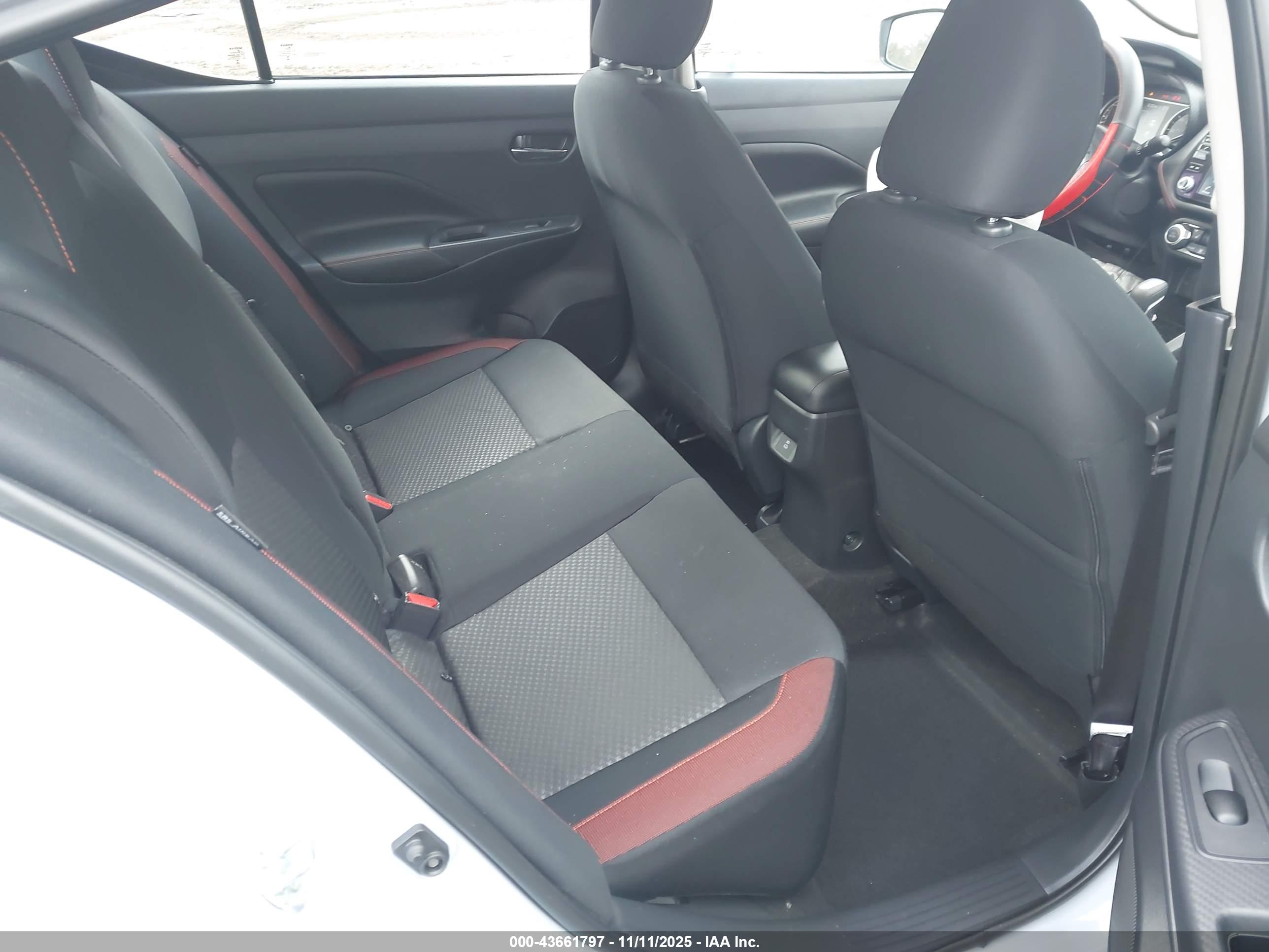 NISSAN VERSA image 8