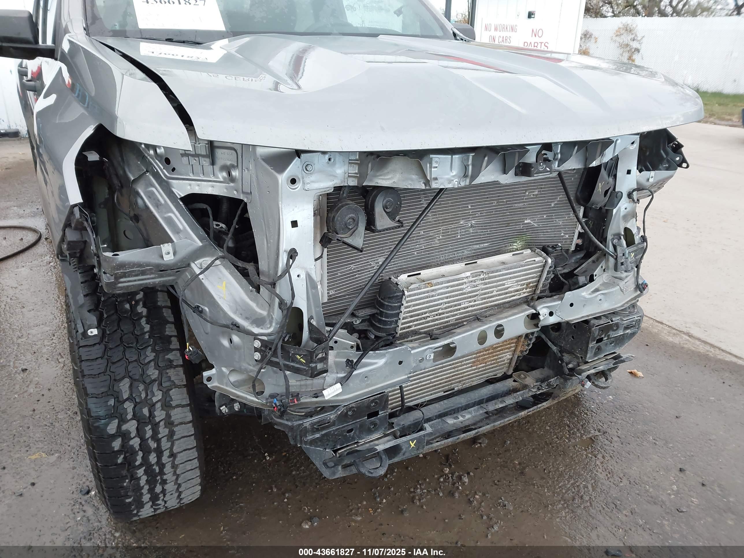 CHEVROLET COLORADO image 6