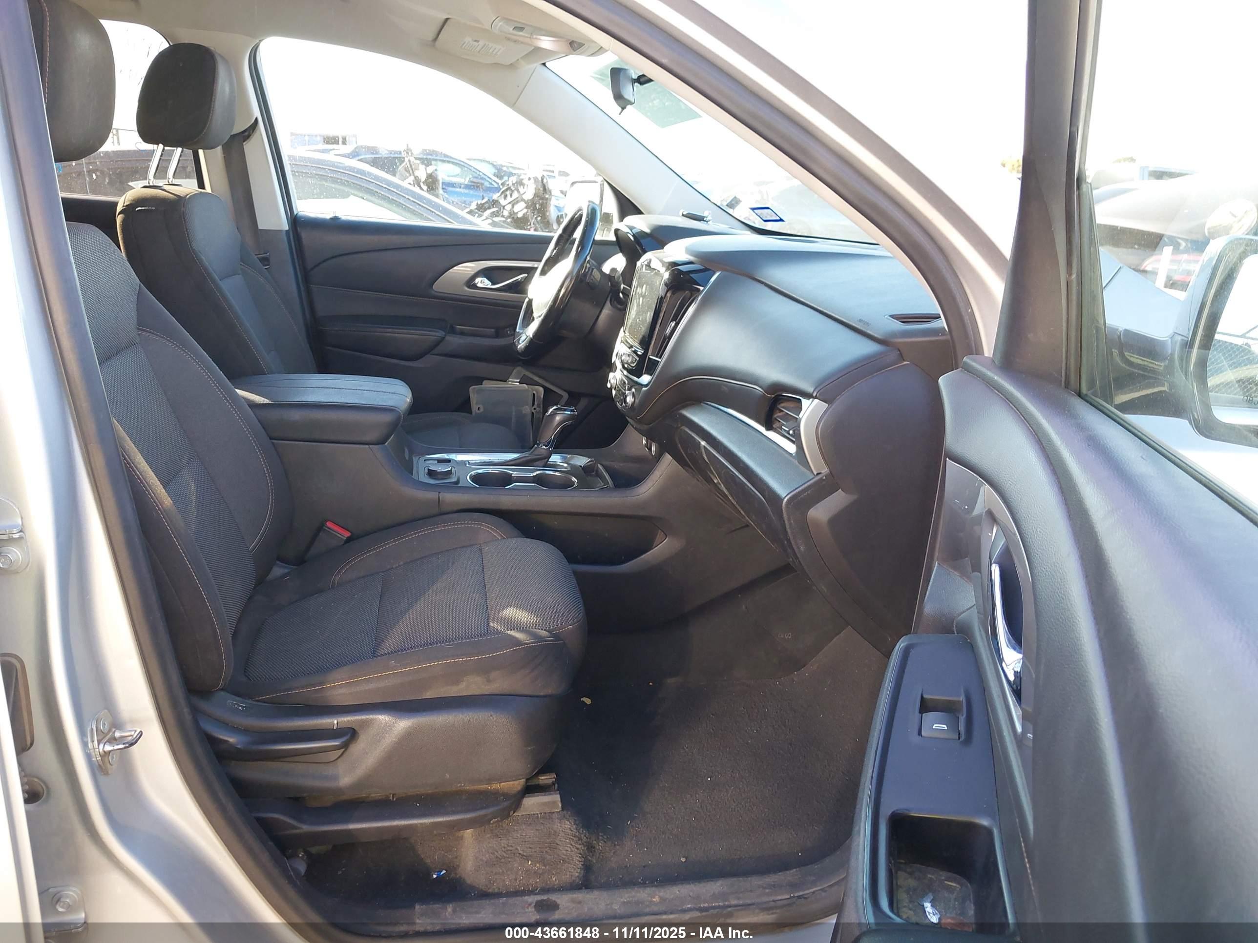 CHEVROLET TRAVERSE image 5