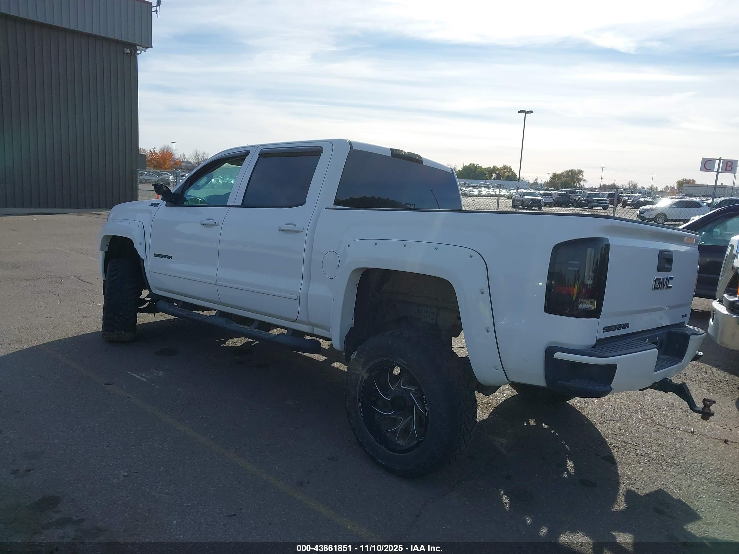 GMC SIERRA image 3