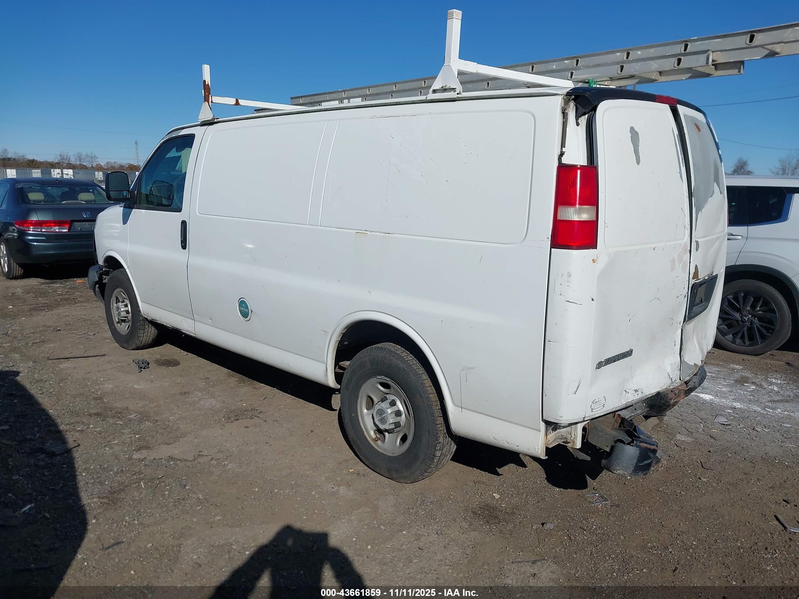 CHEVROLET EXPRESS image 3