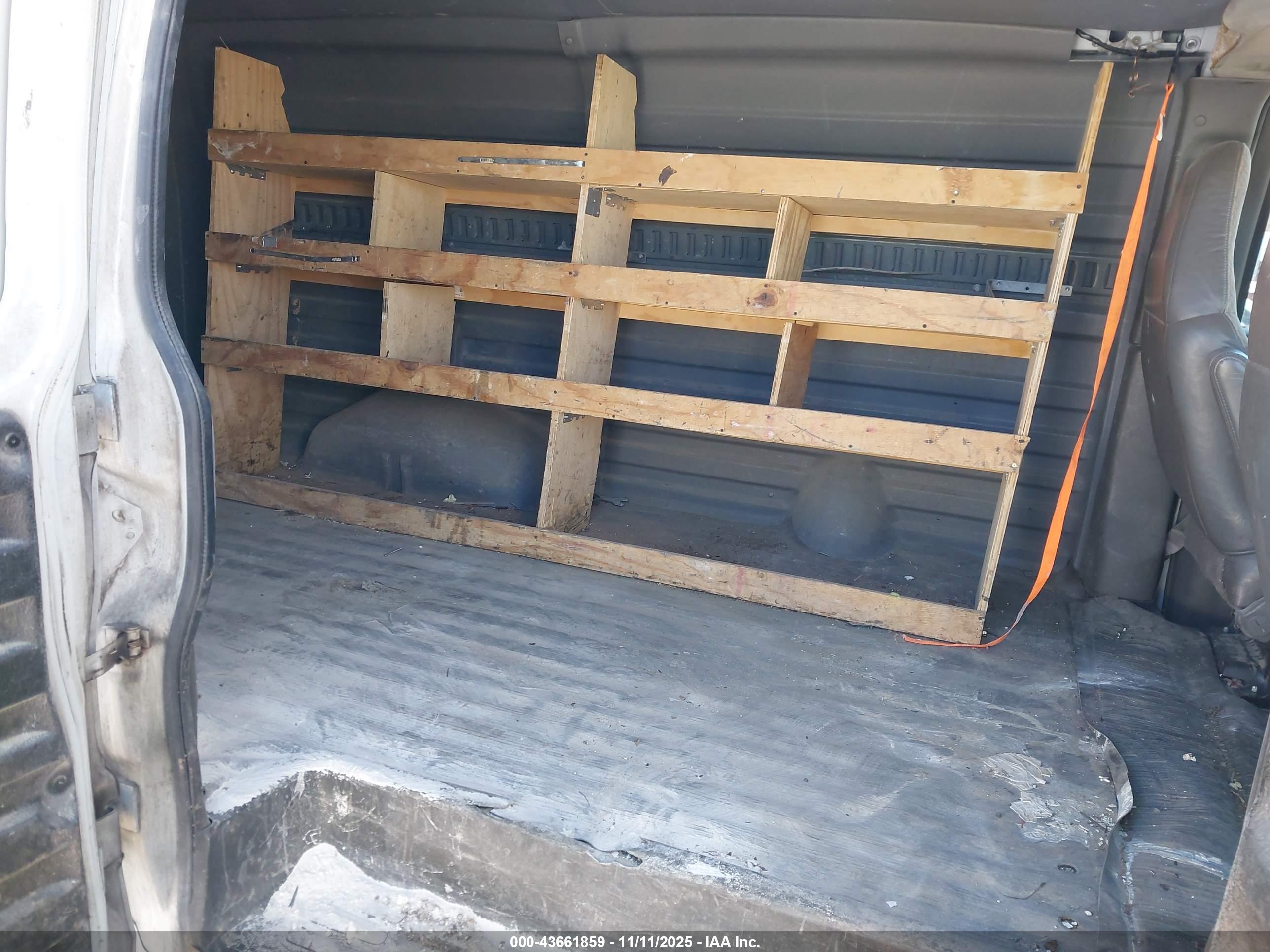 CHEVROLET EXPRESS image 8