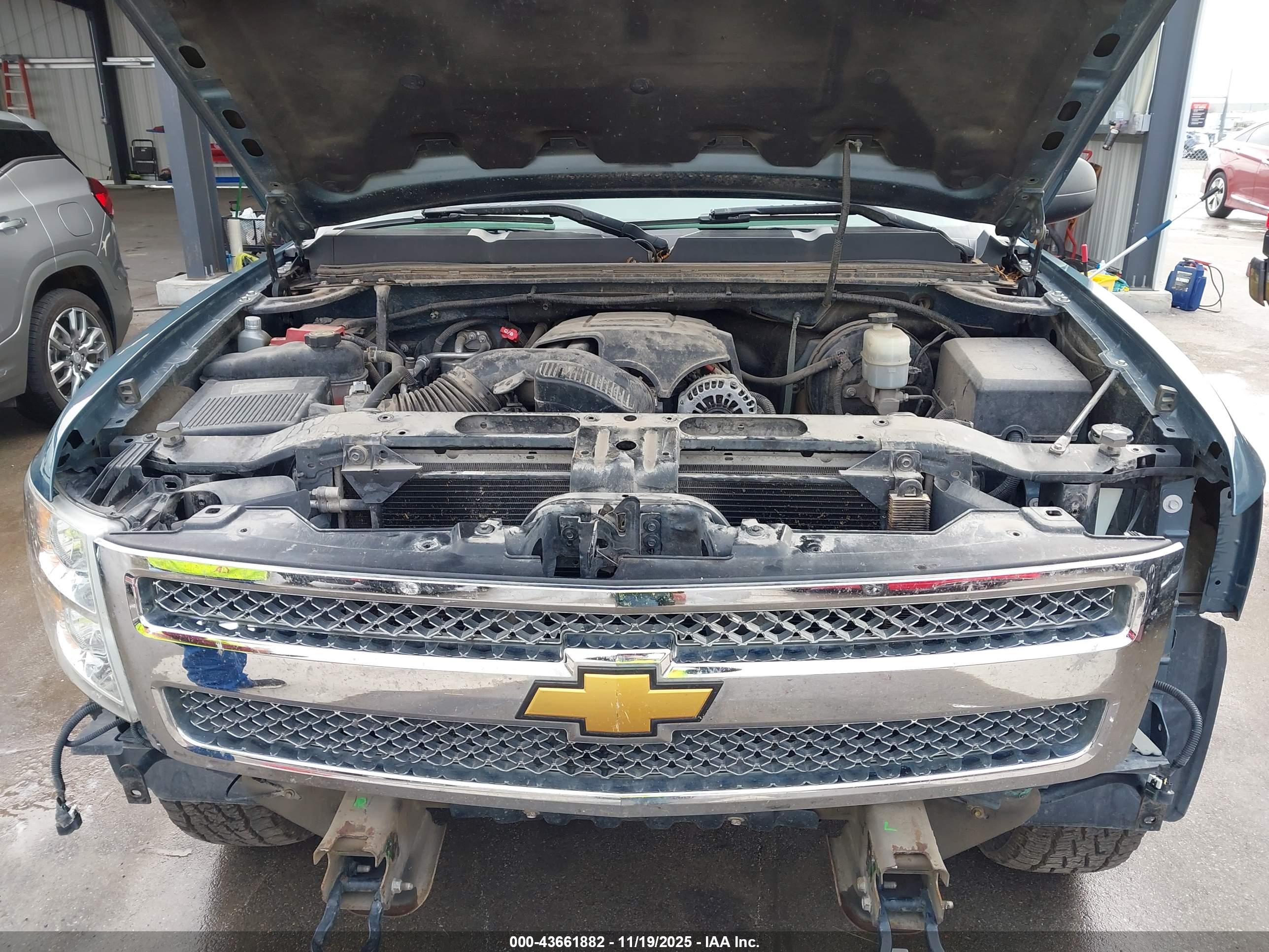 CHEVROLET SILVERADO image 10