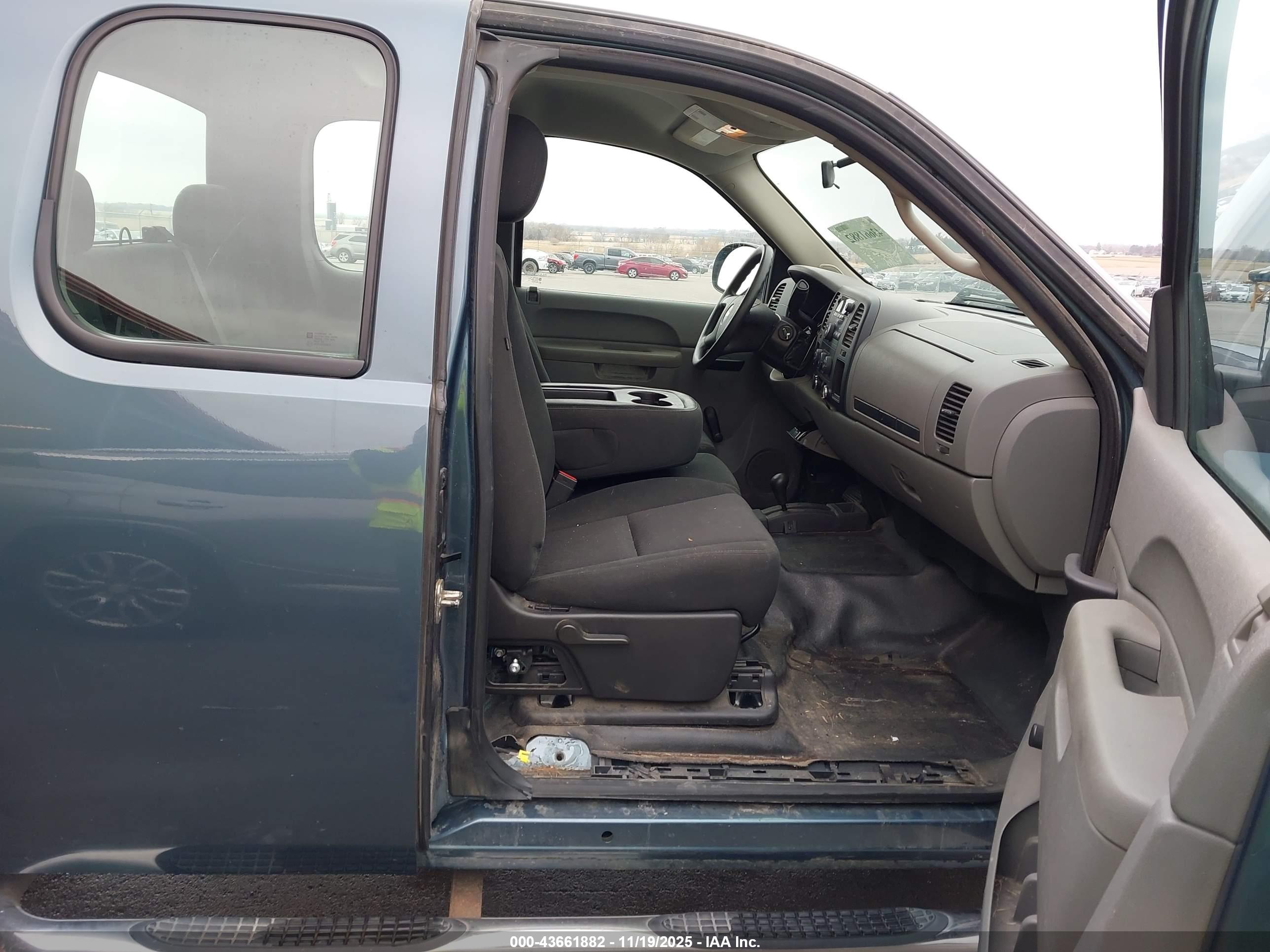 CHEVROLET SILVERADO image 5