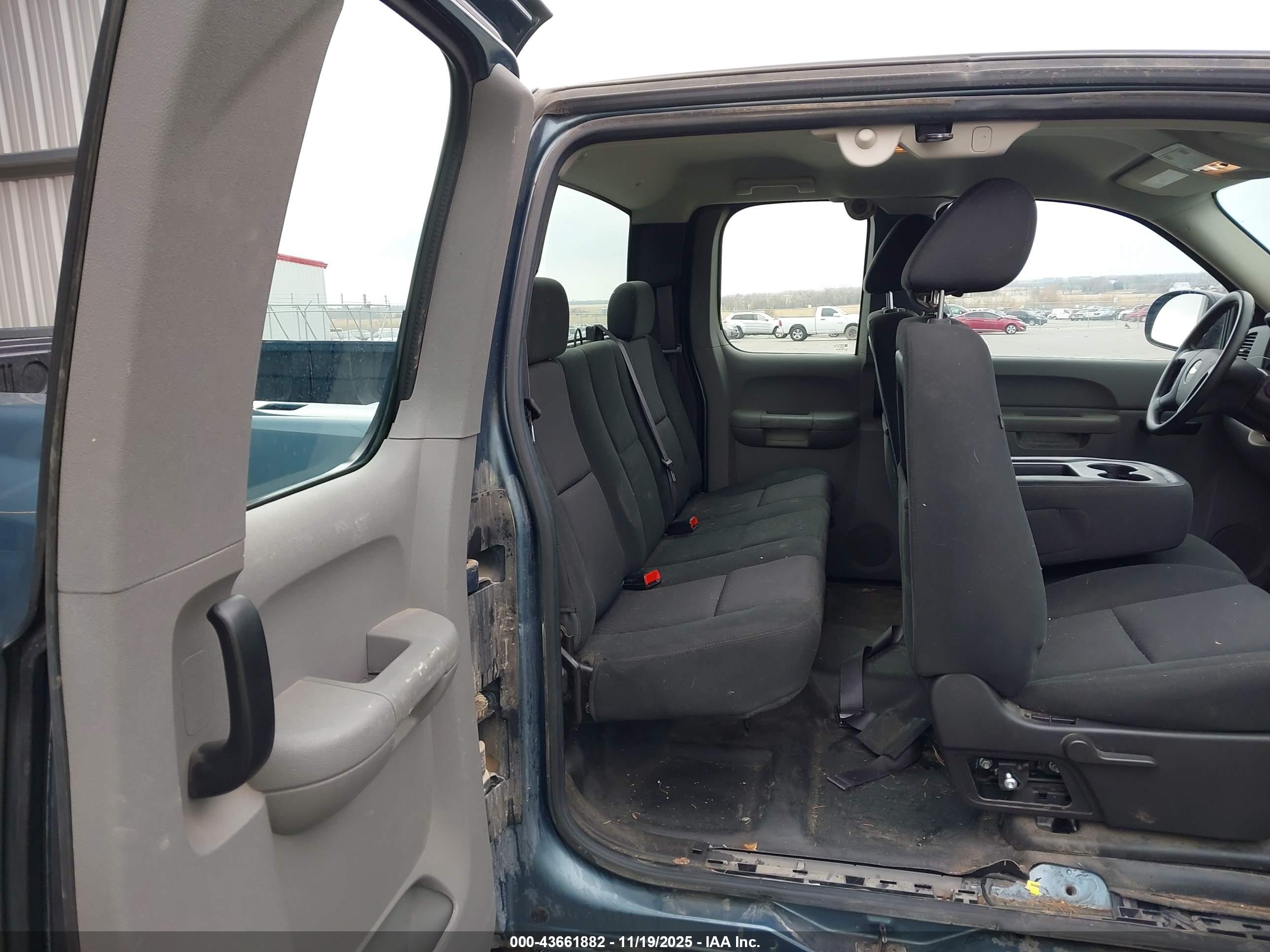 CHEVROLET SILVERADO image 8