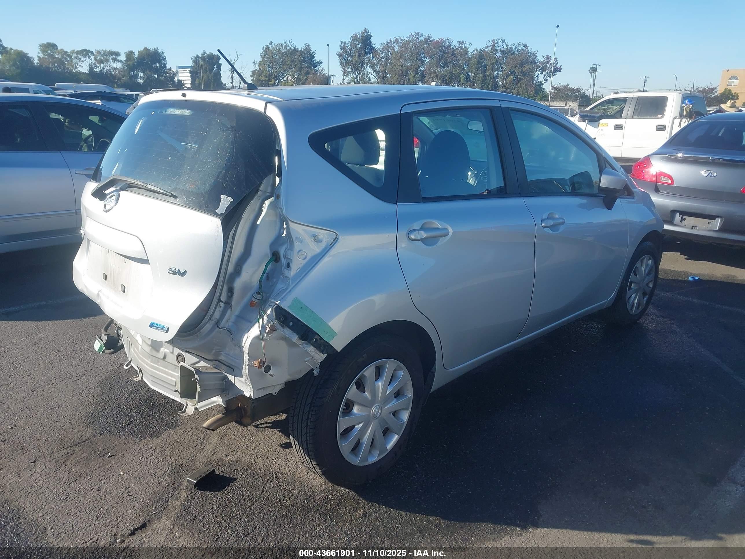 NISSAN VERSA image 4