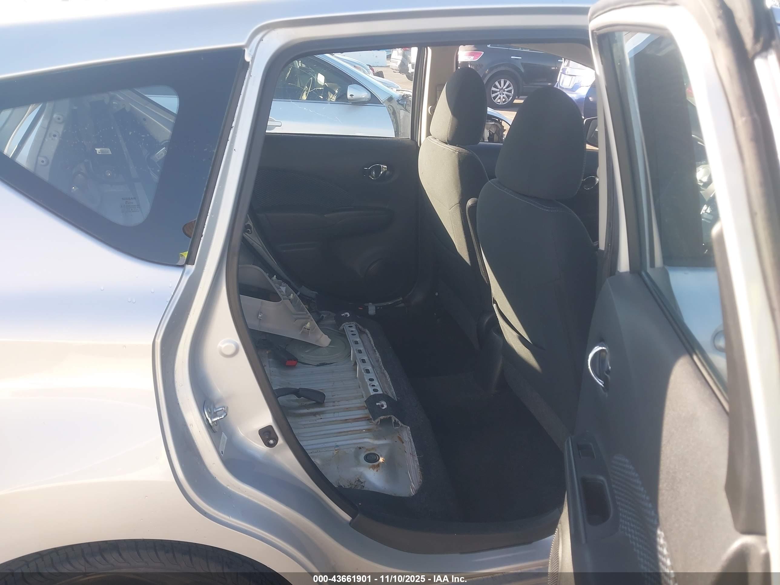 NISSAN VERSA image 8