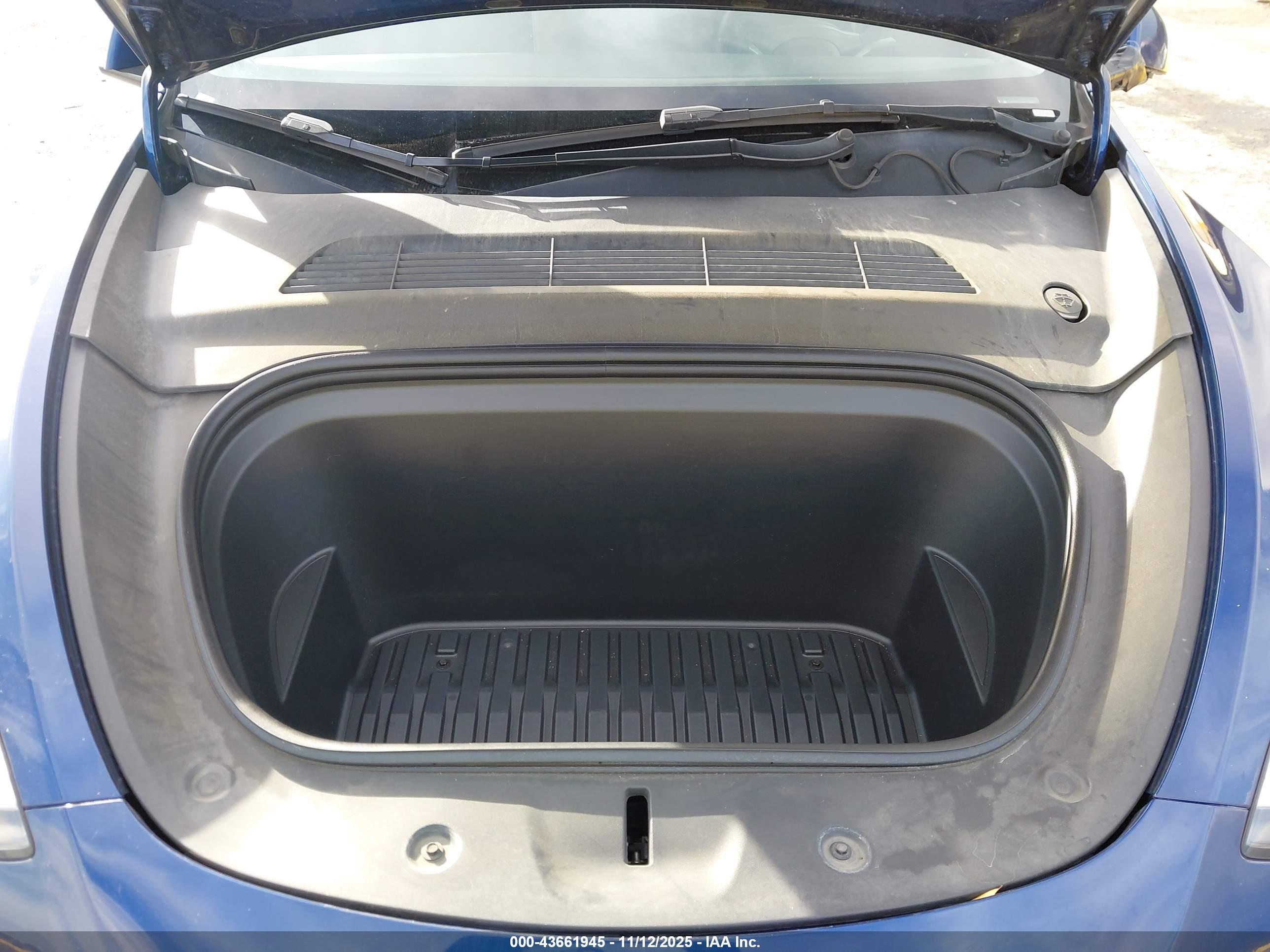 TESLA MODEL image 10