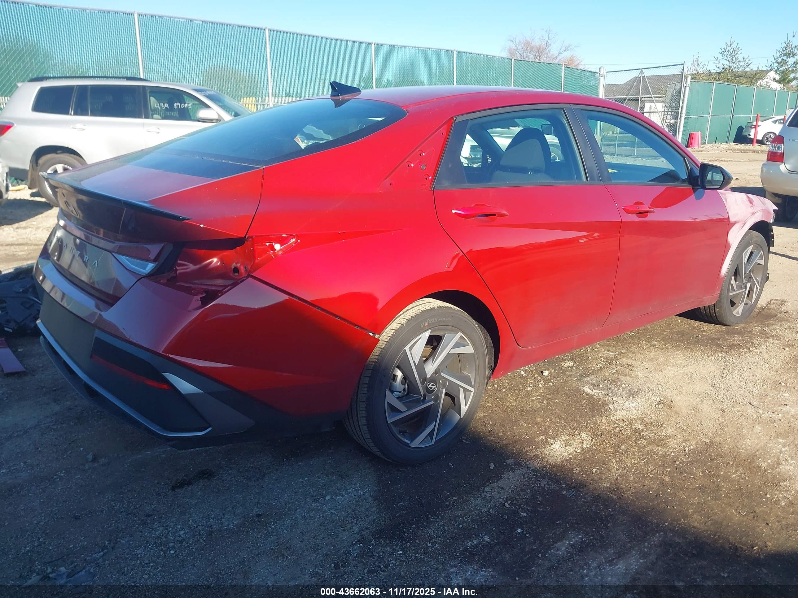 HYUNDAI ELANTRA image 4