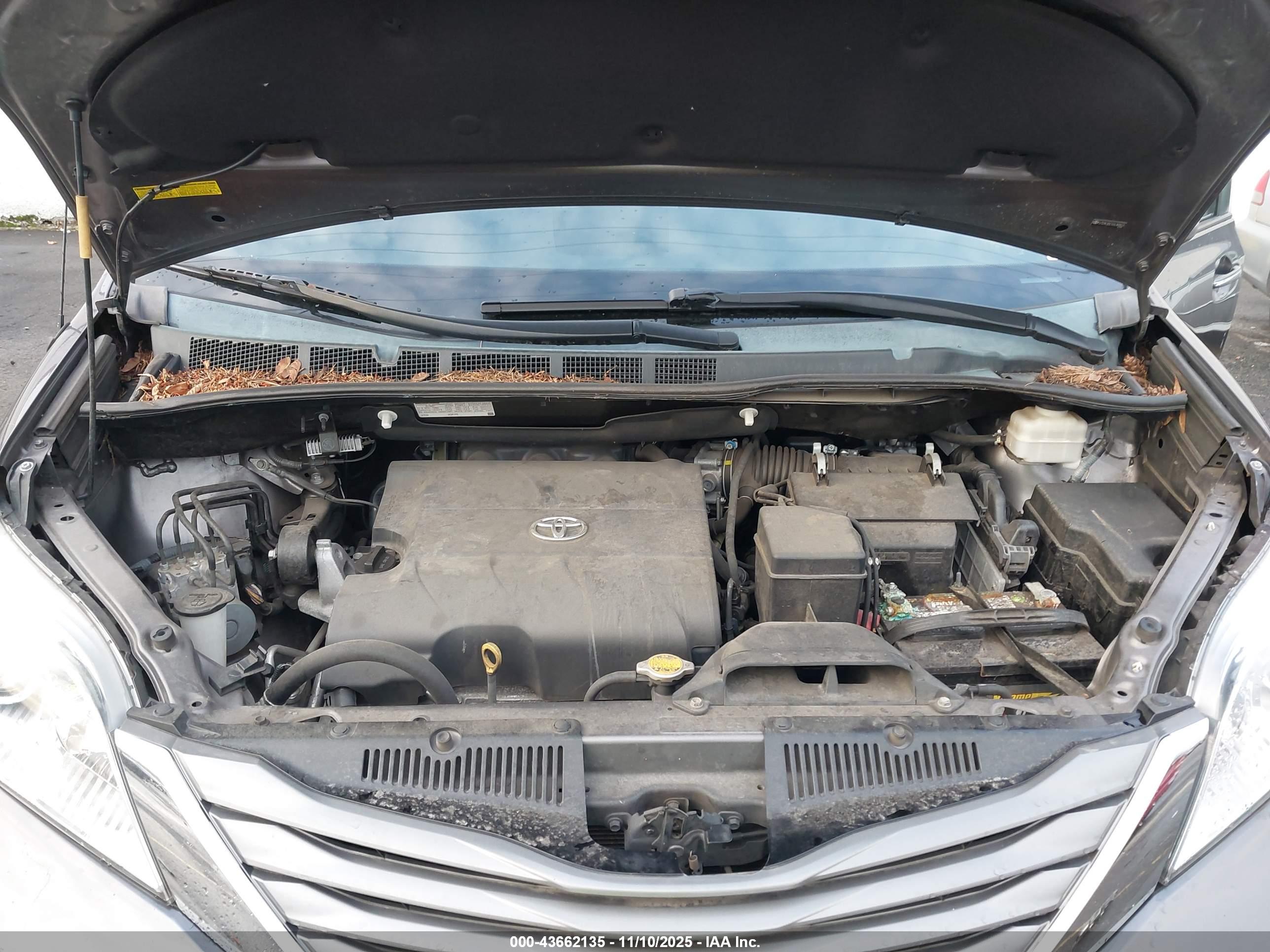 TOYOTA SIENNA image 10