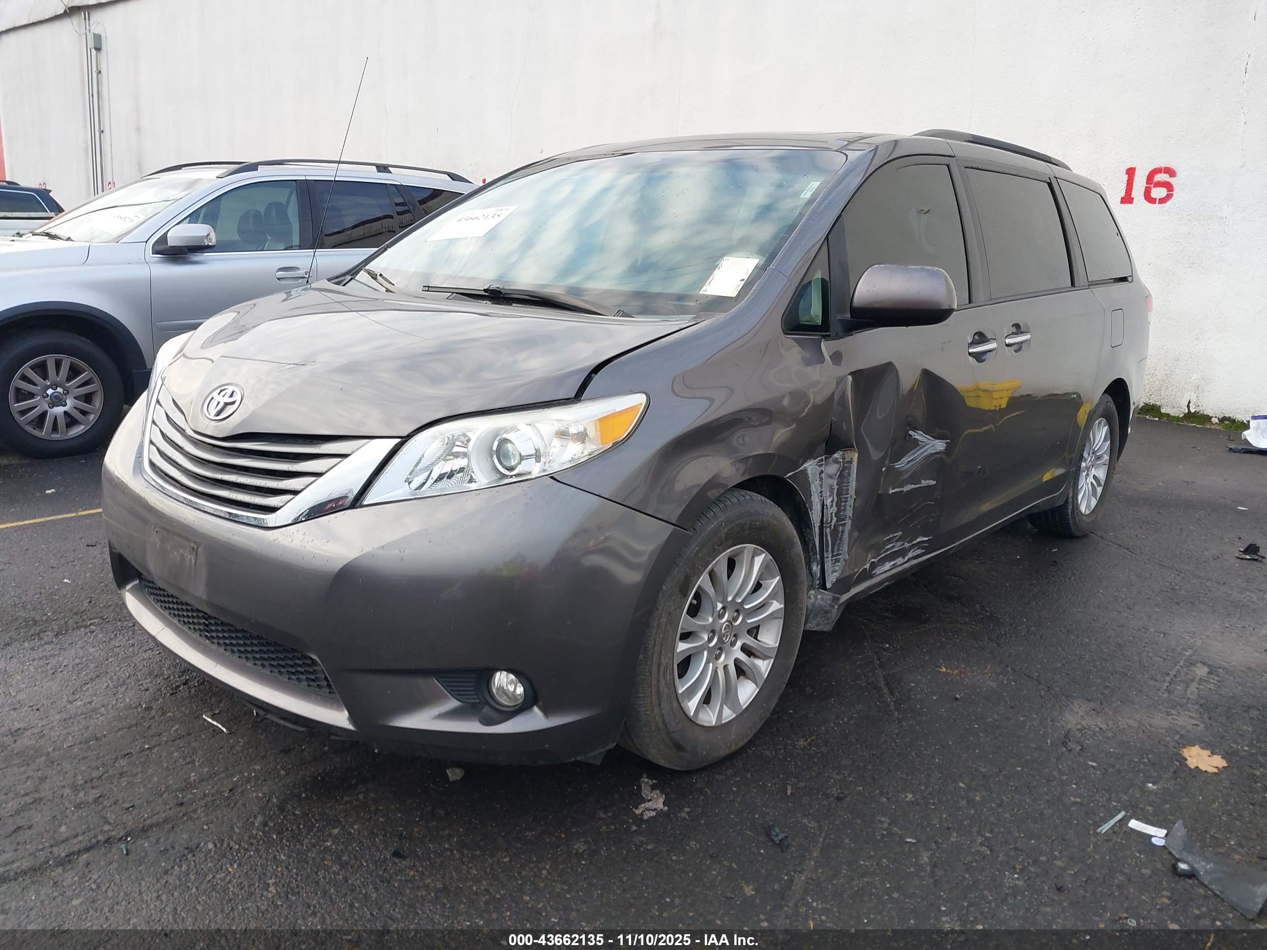 TOYOTA SIENNA image 2