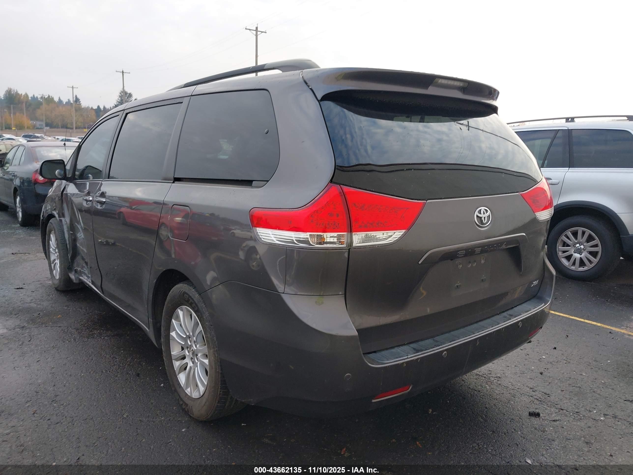 TOYOTA SIENNA image 3