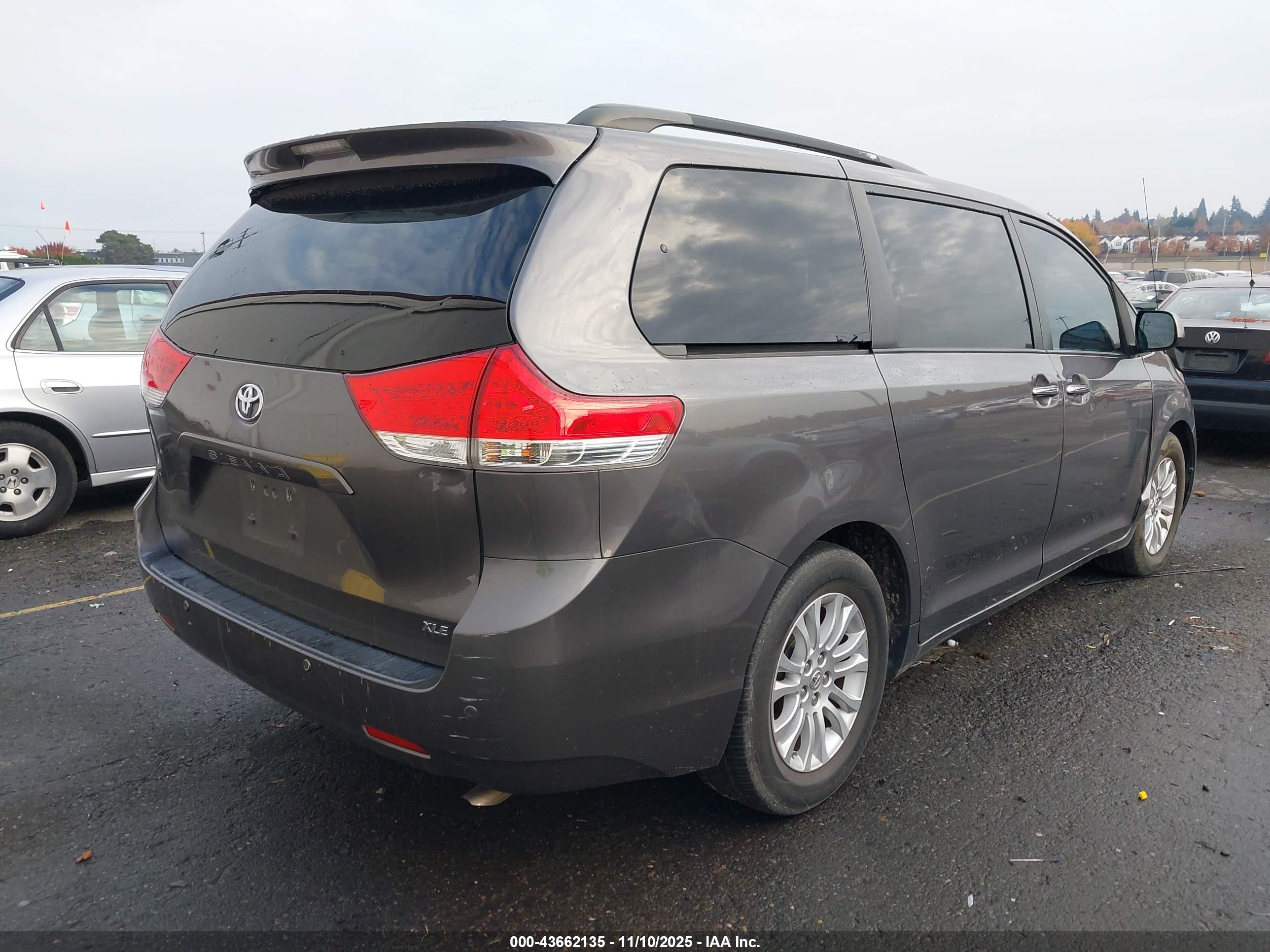 TOYOTA SIENNA image 4