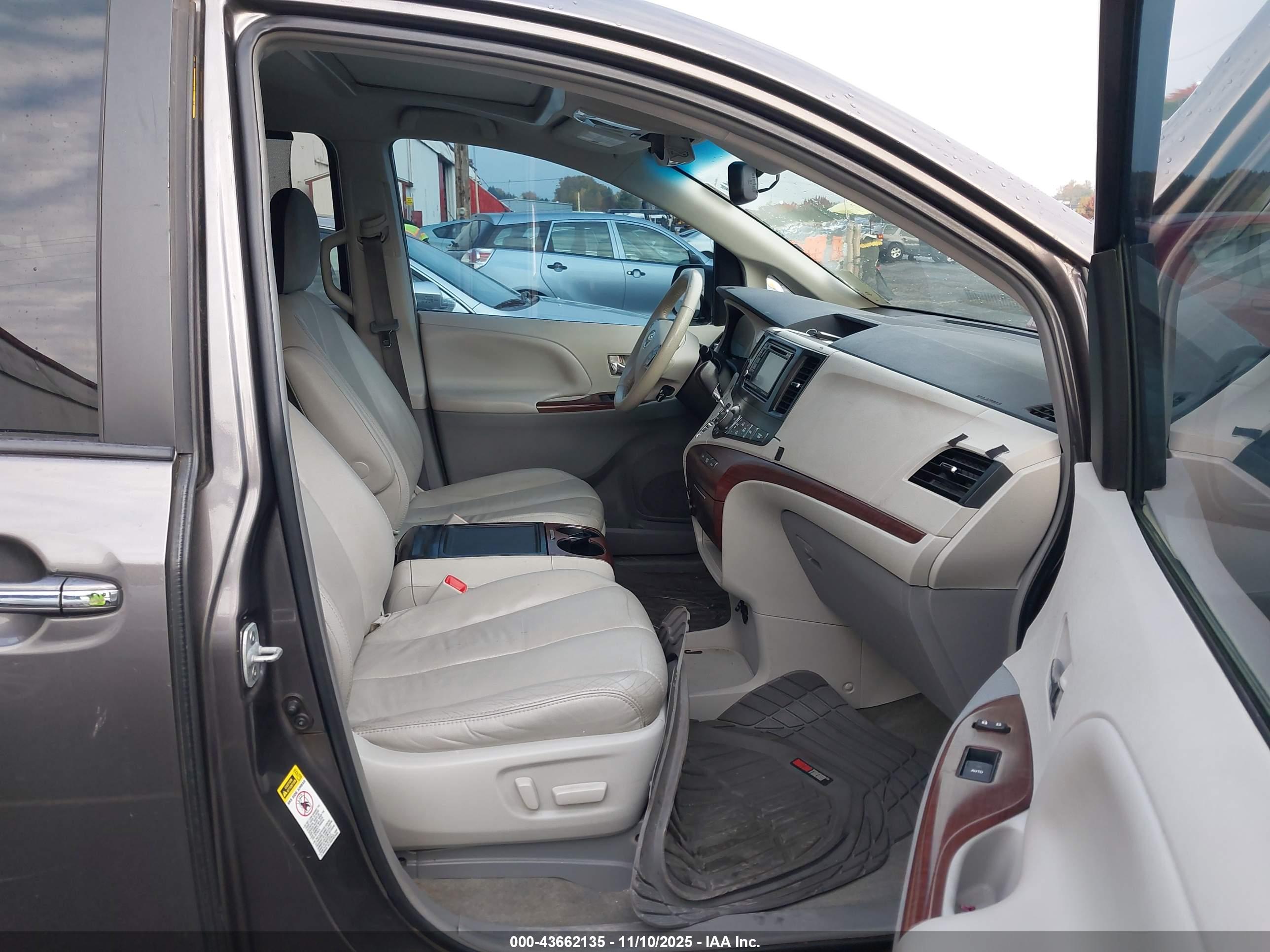TOYOTA SIENNA image 5