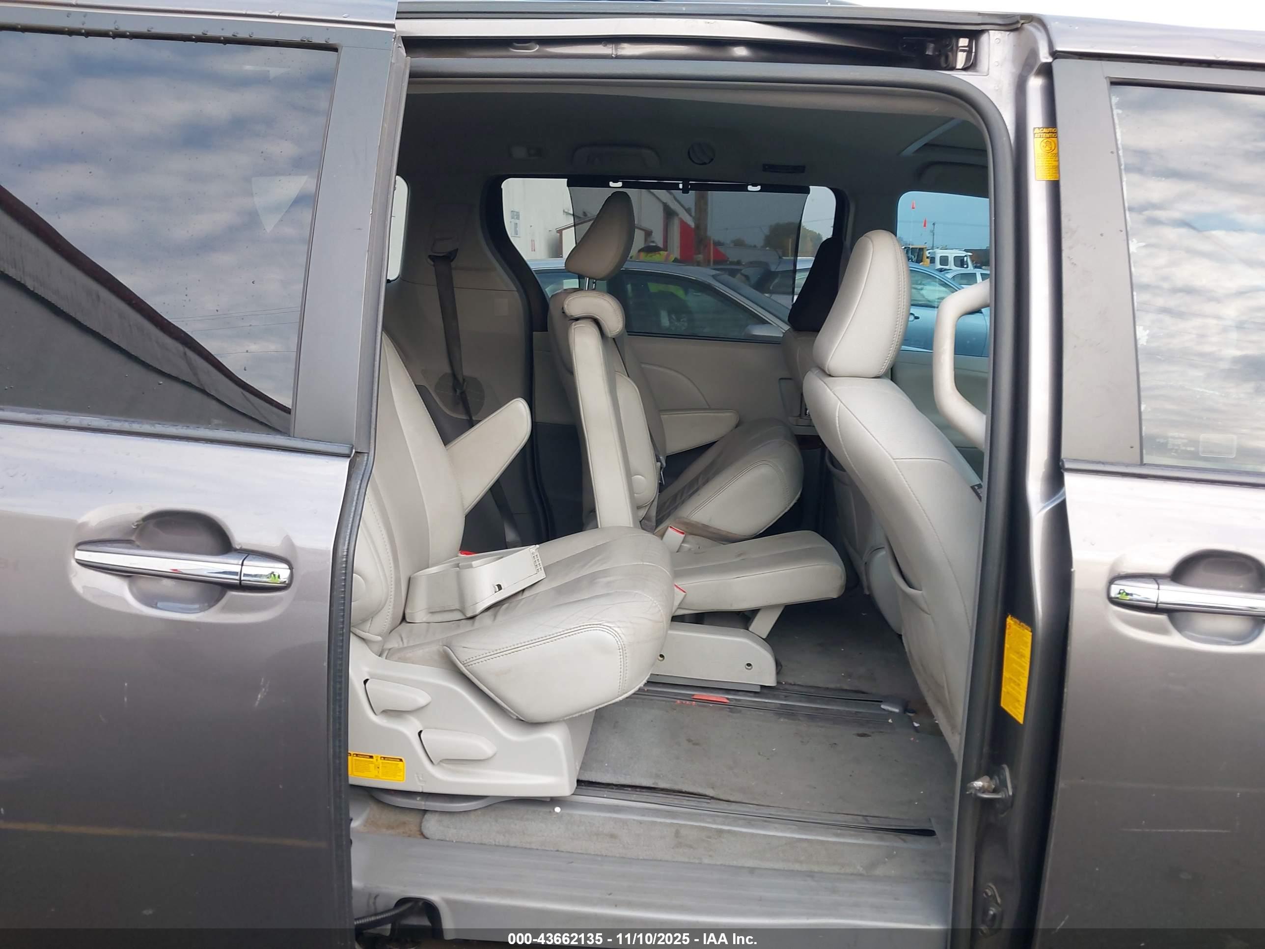 TOYOTA SIENNA image 8