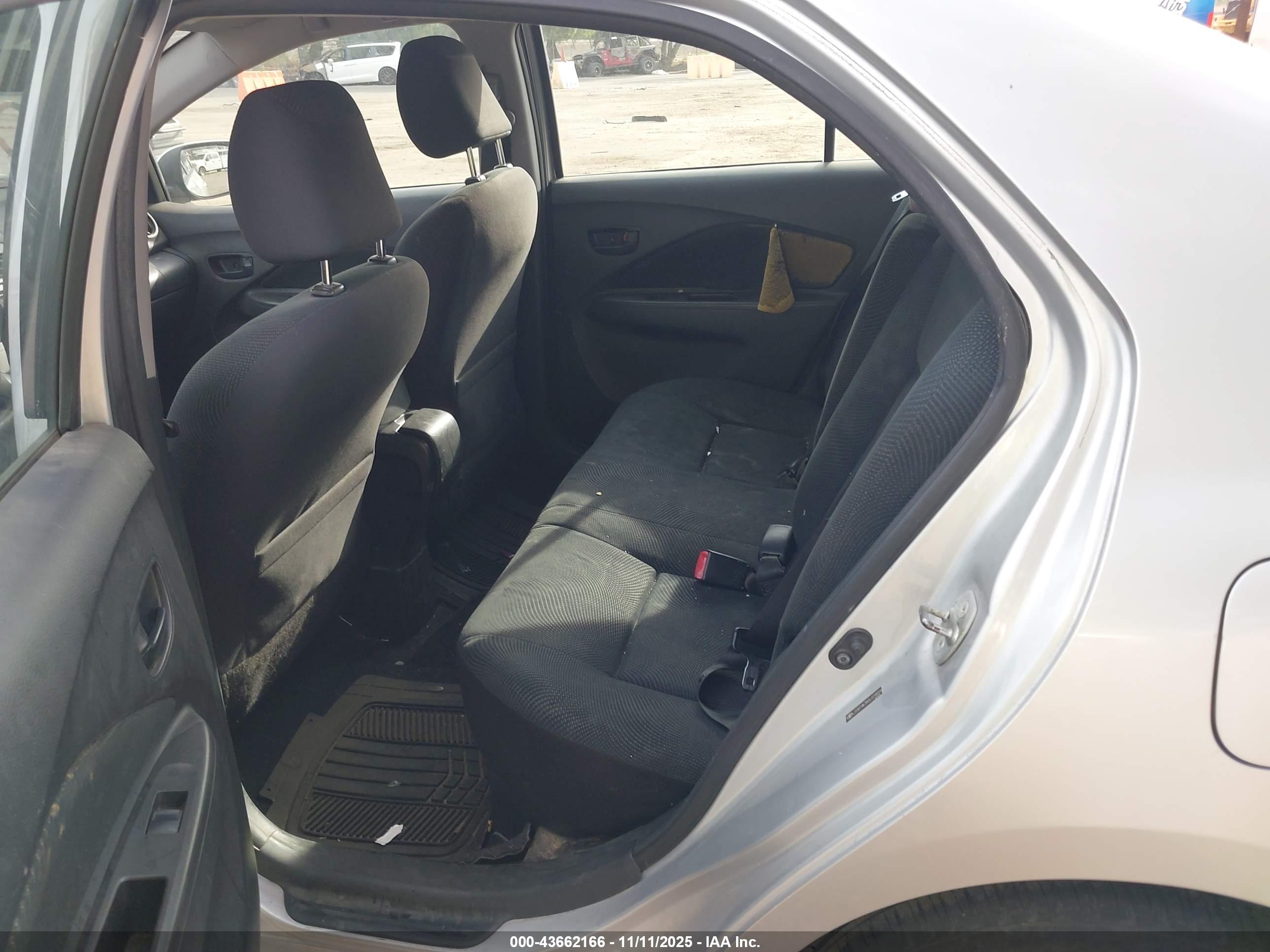 TOYOTA YARIS image 8