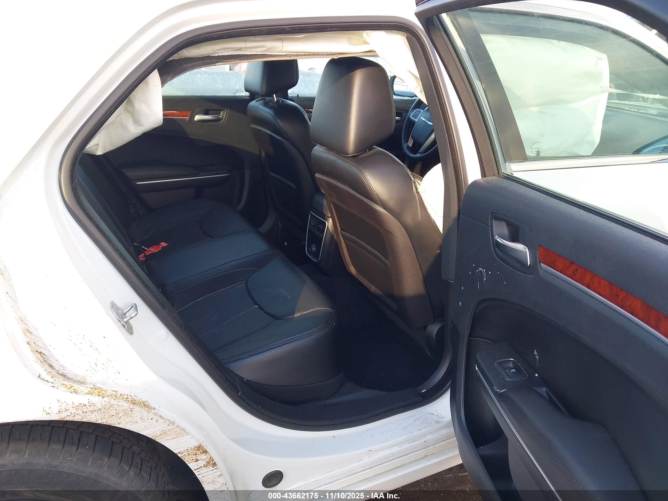 CHRYSLER 300 image 8