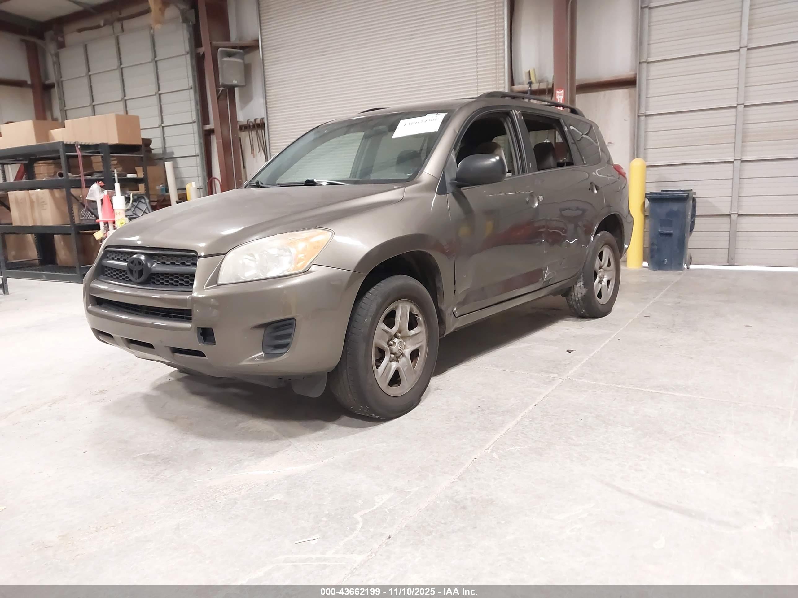 TOYOTA RAV4 image 2