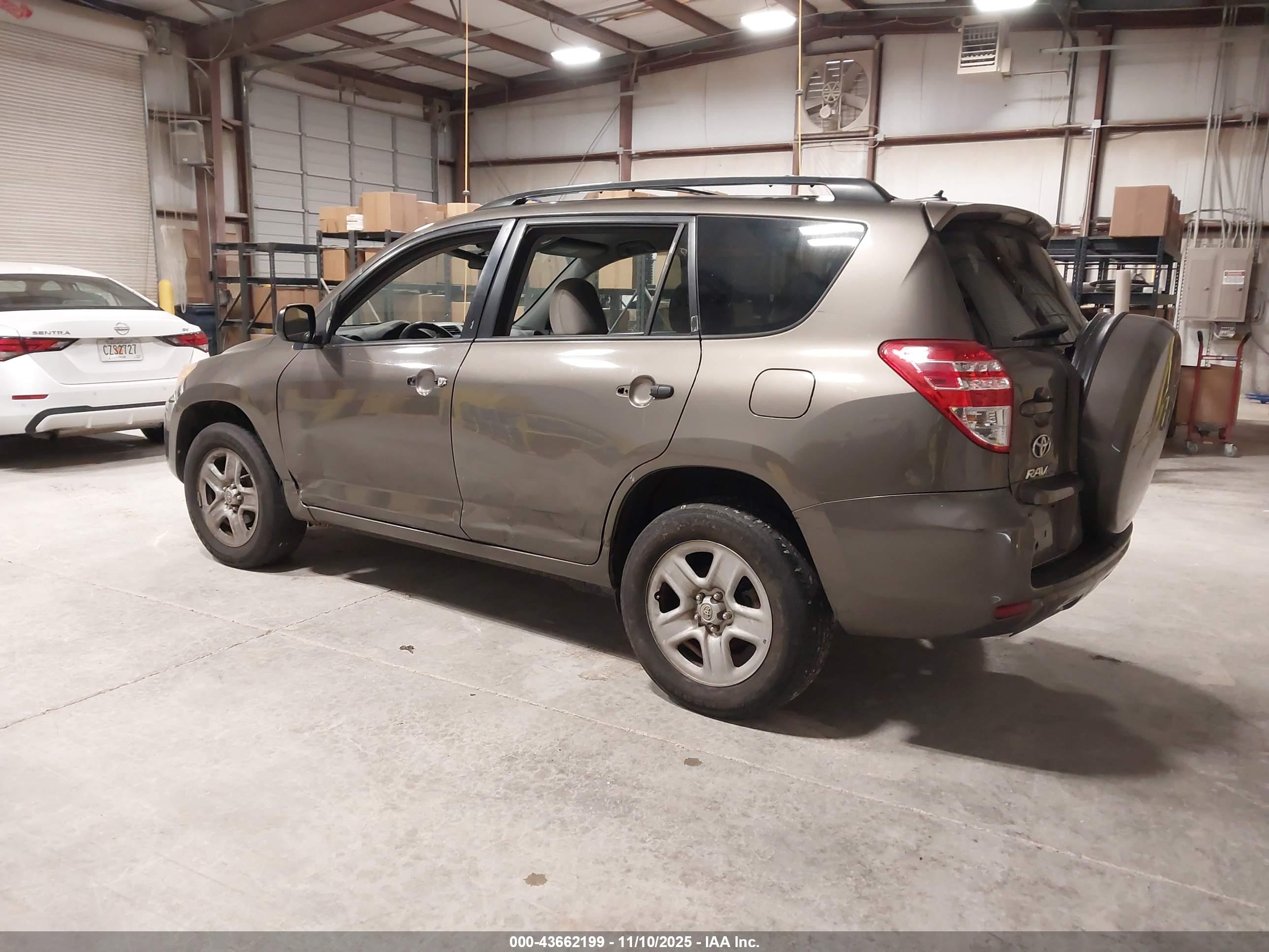 TOYOTA RAV4 image 3