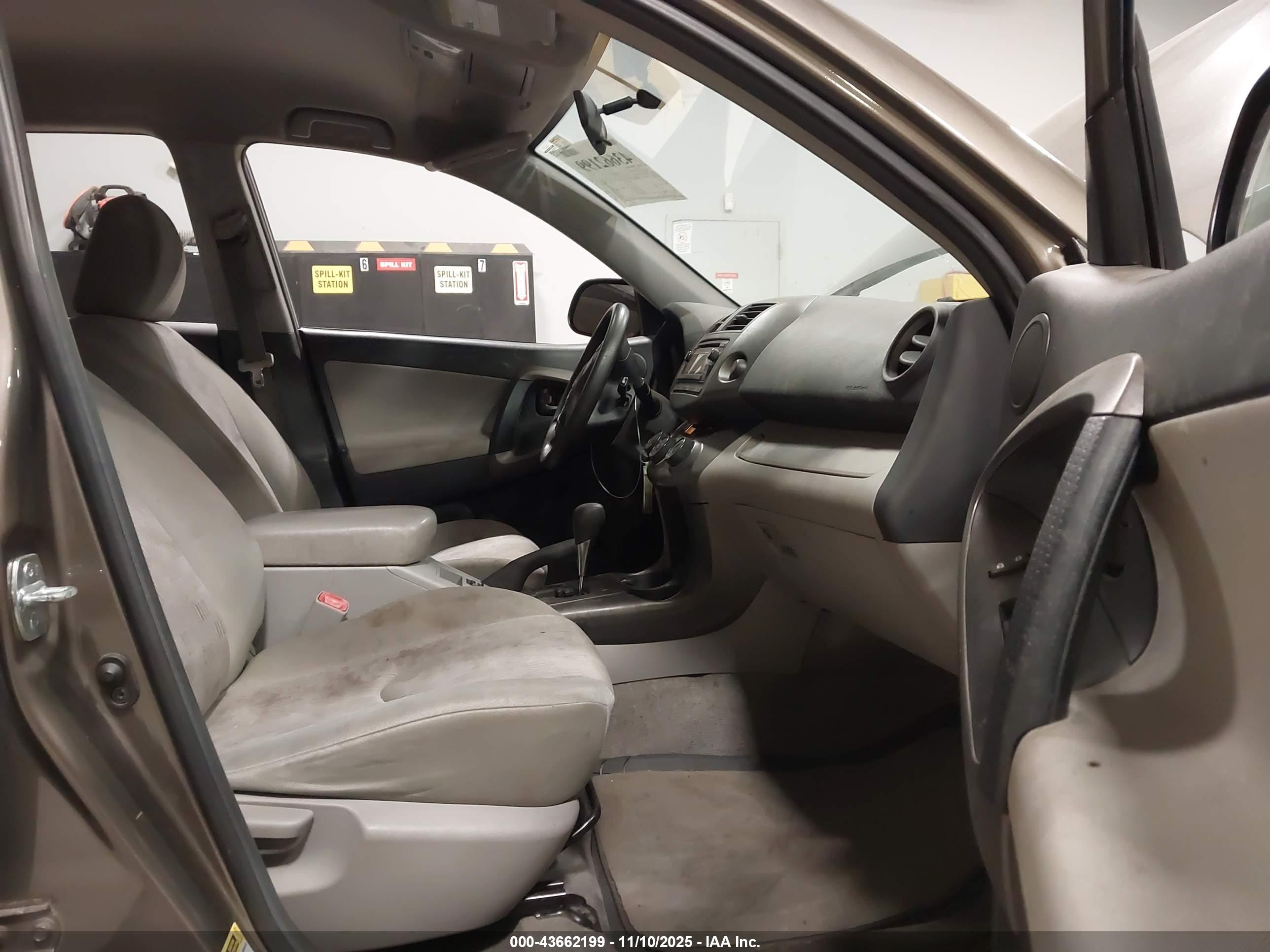 TOYOTA RAV4 image 5