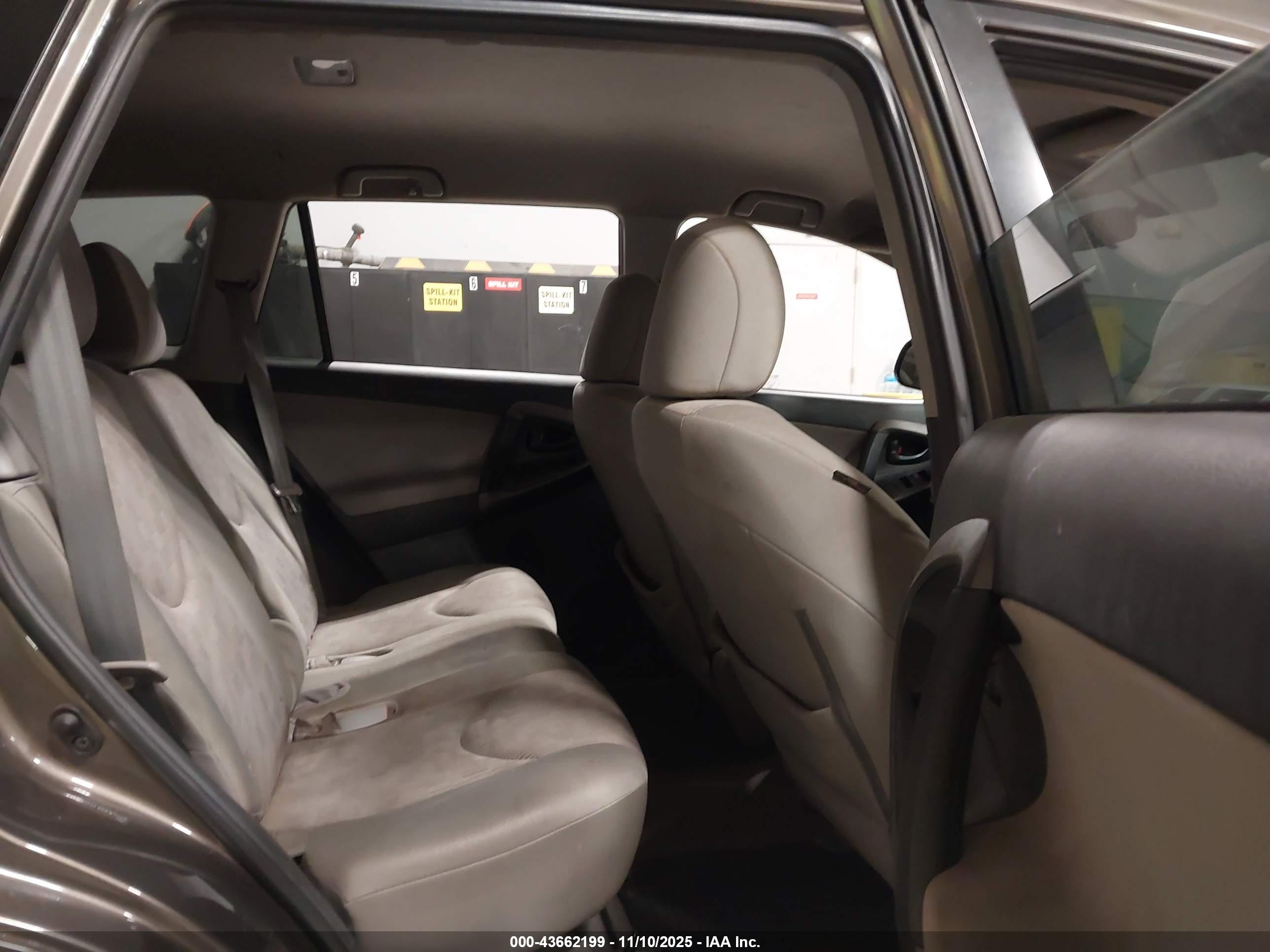 TOYOTA RAV4 image 8