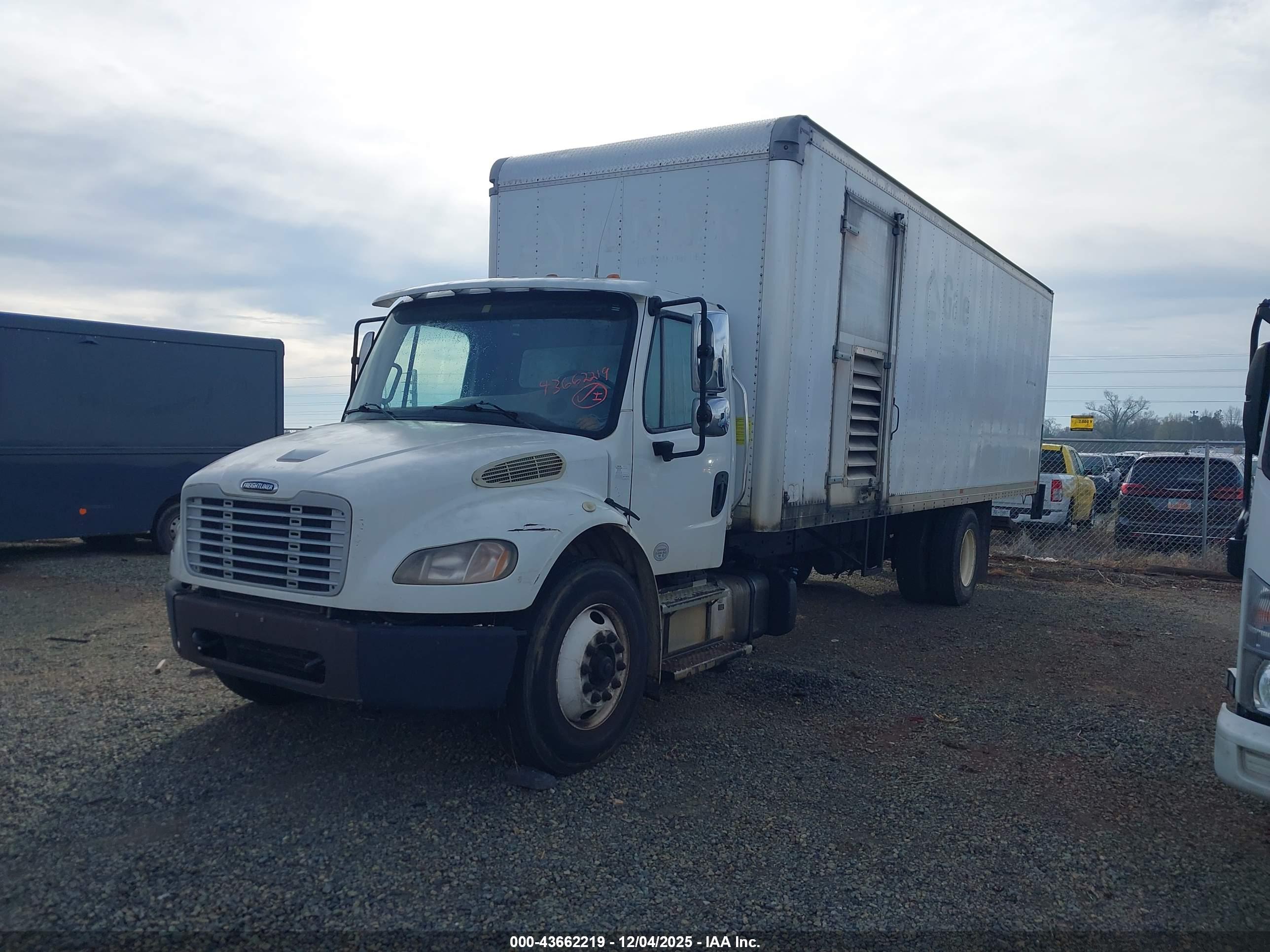 FREIGHTLINER M2 image 2