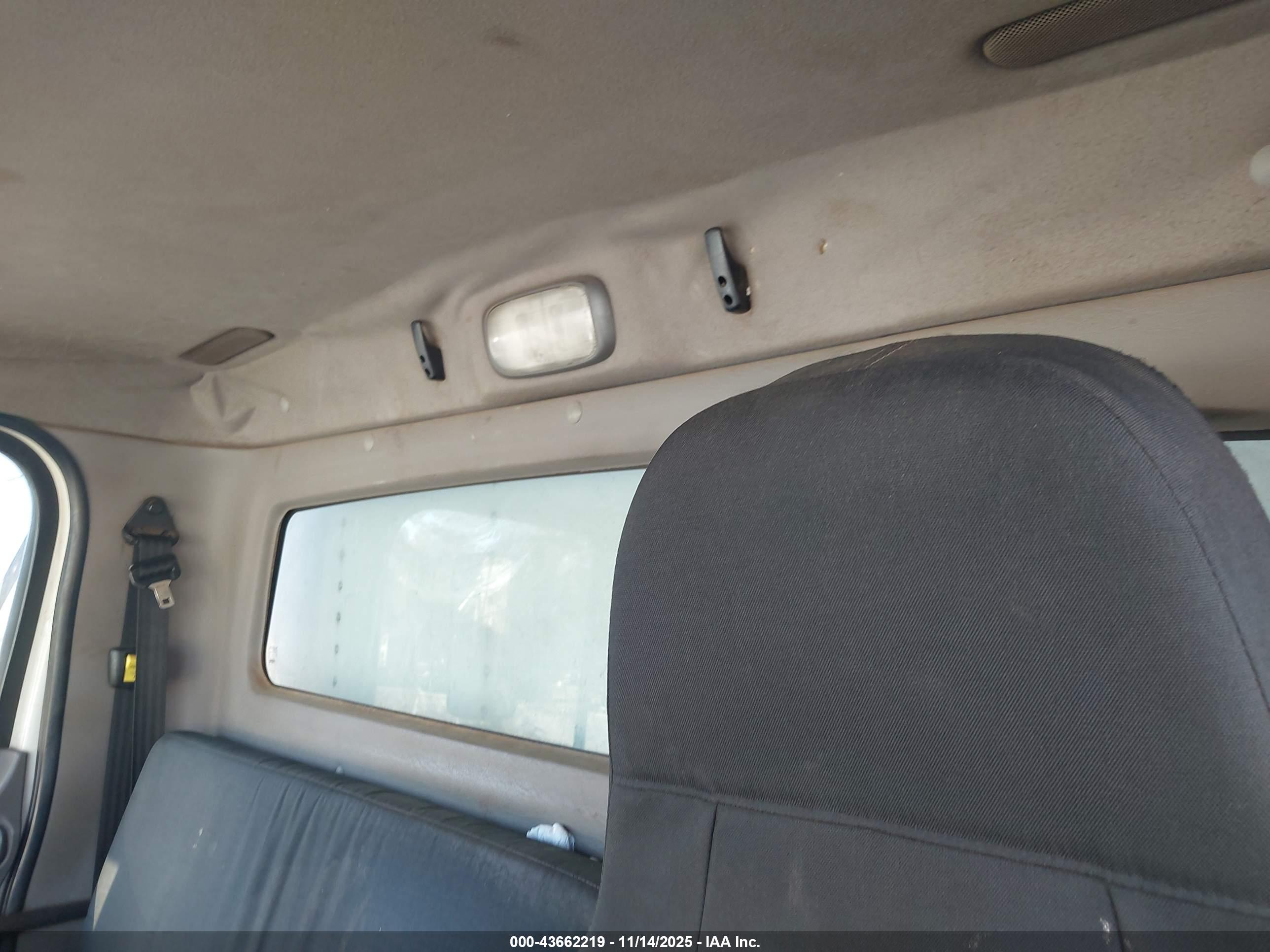FREIGHTLINER M2 image 7