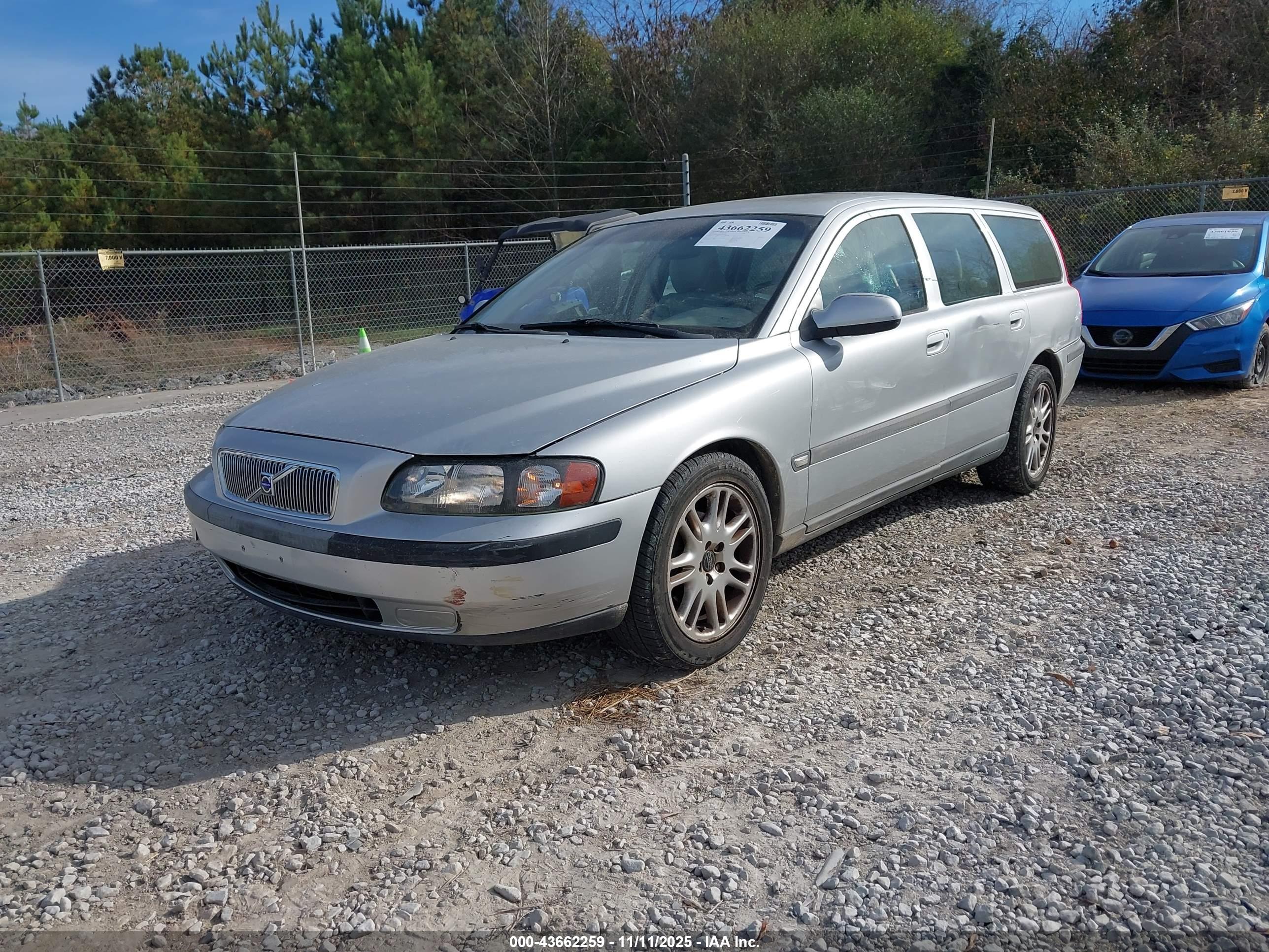 VOLVO V70 image 2