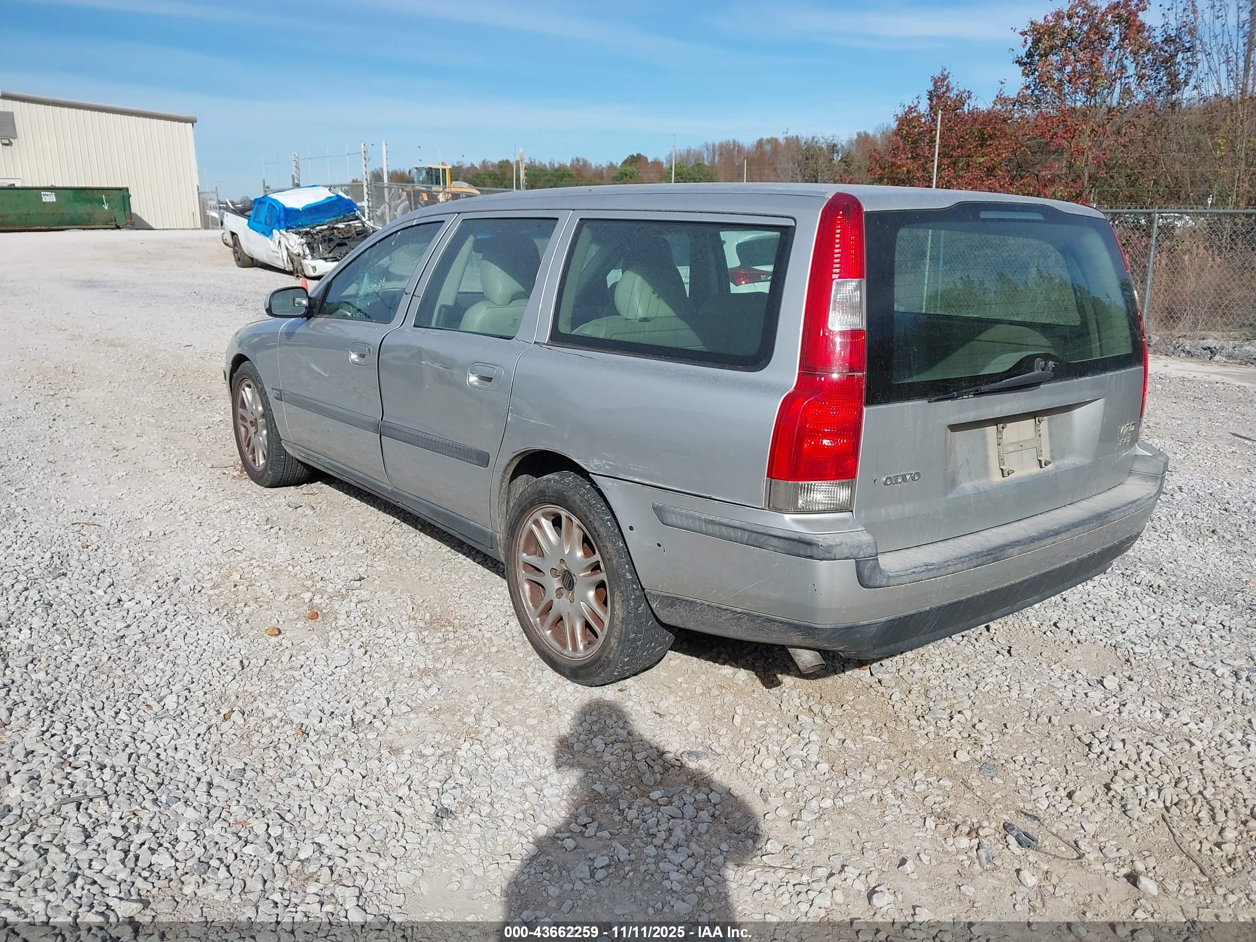 VOLVO V70 image 3