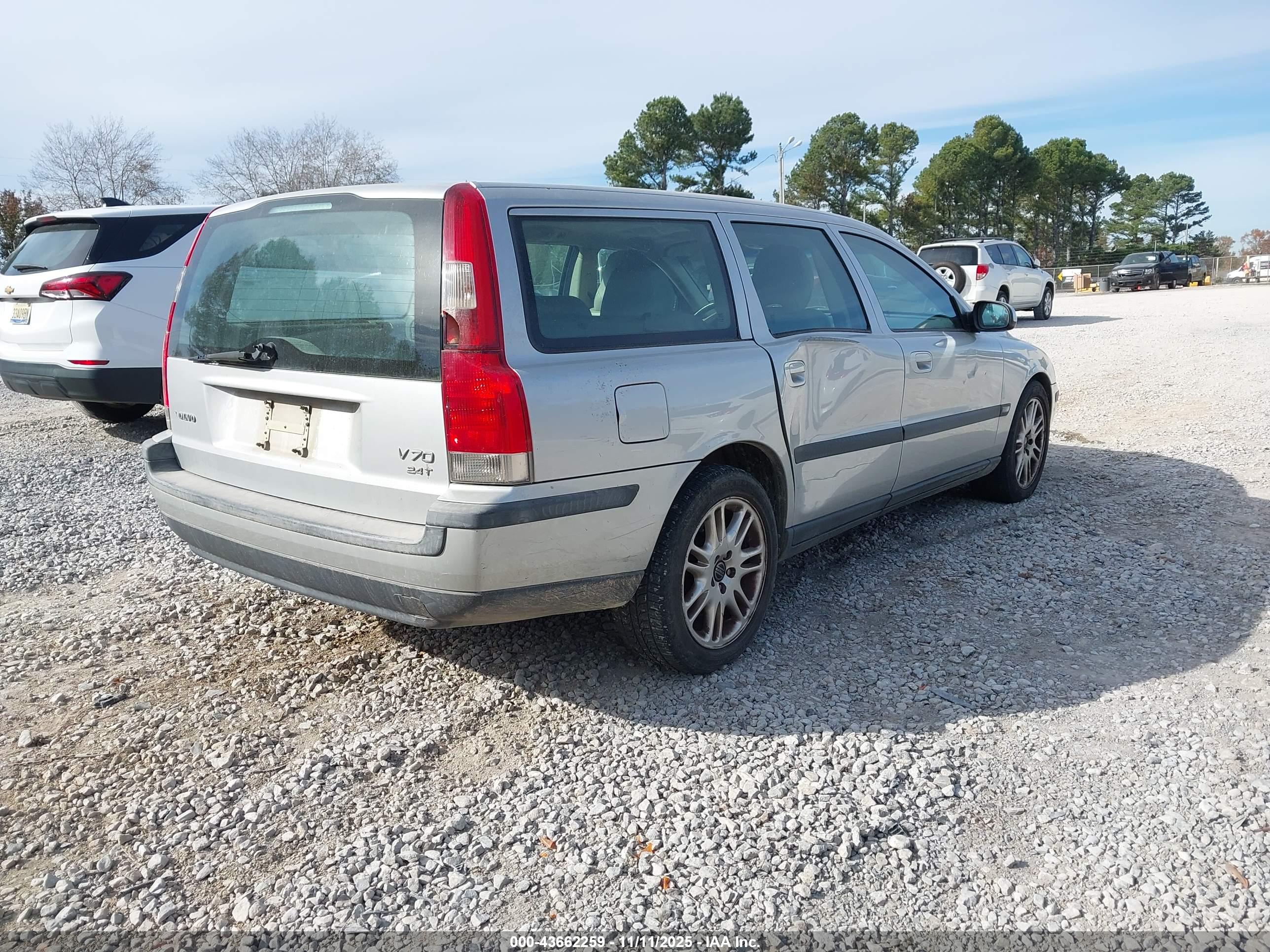 VOLVO V70 image 4