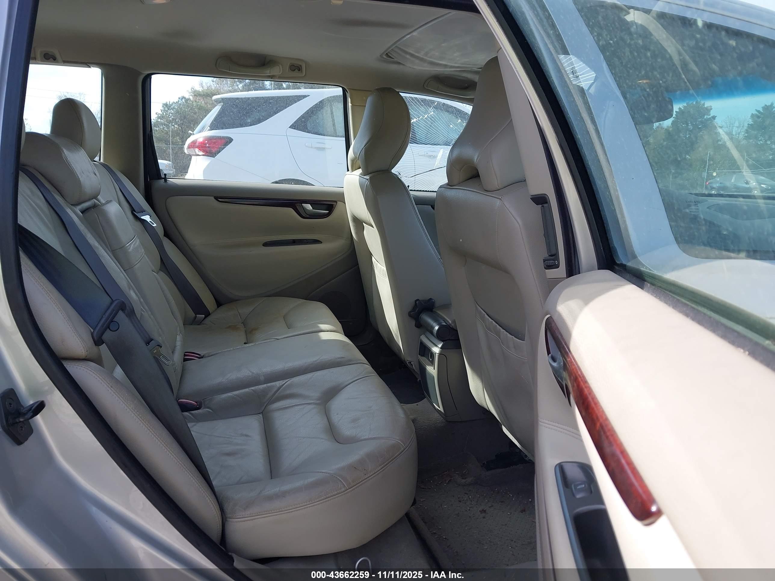 VOLVO V70 image 8