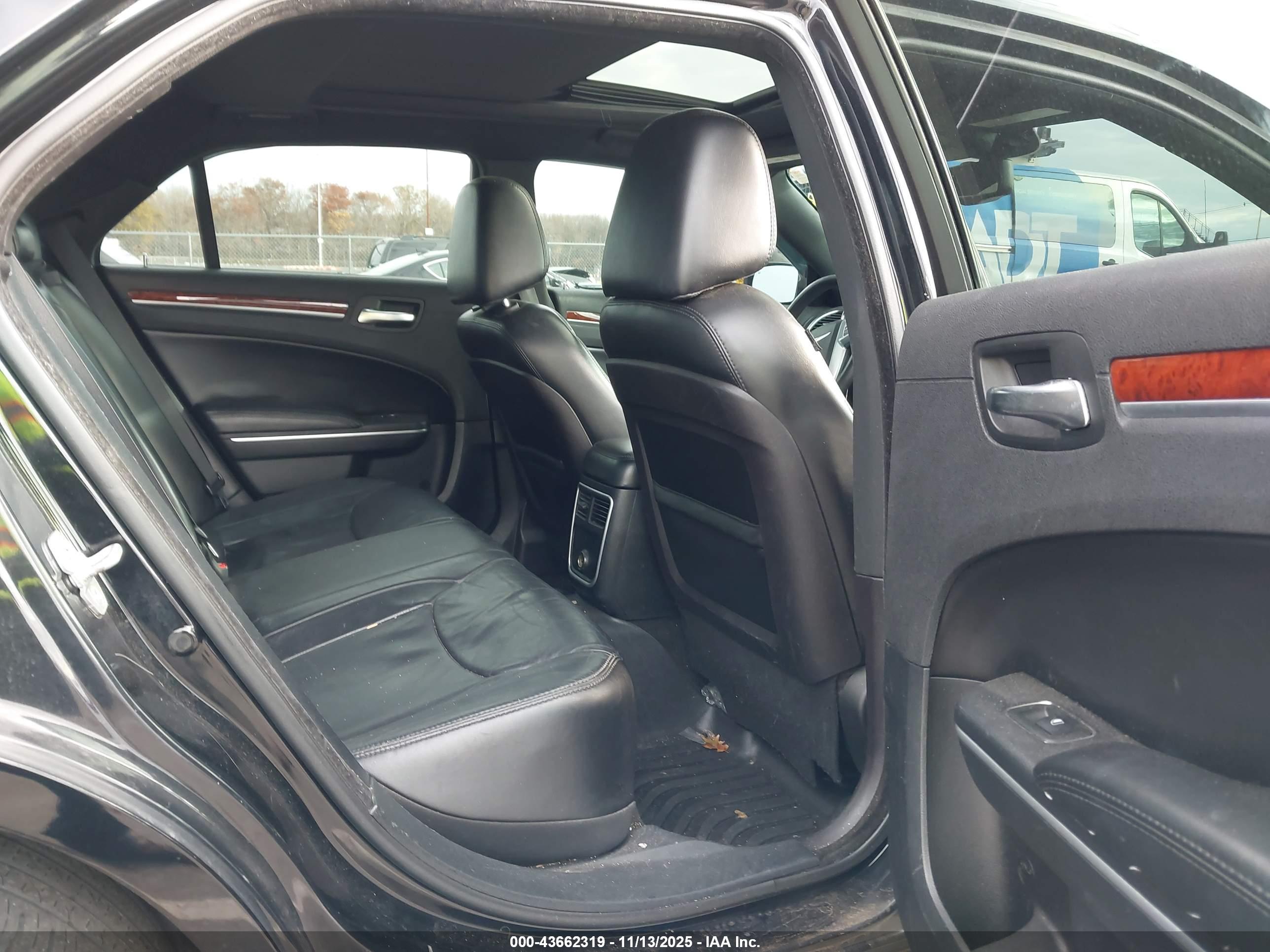 CHRYSLER 300 image 8