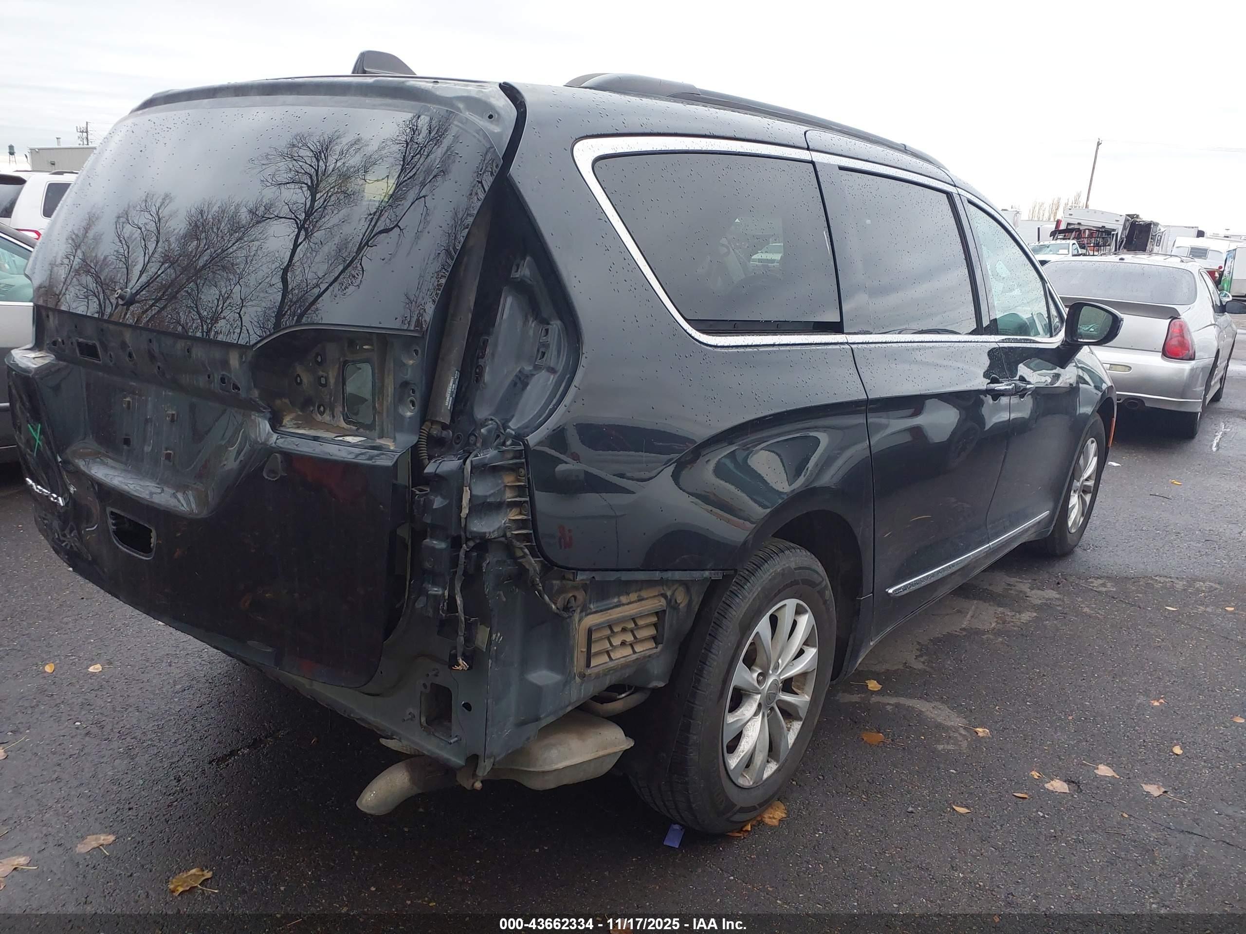CHRYSLER PACIFICA image 4