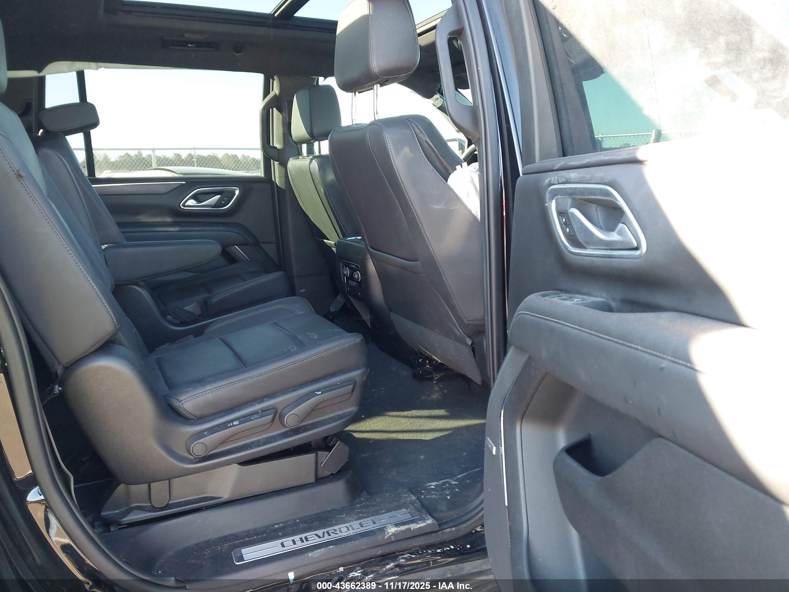 CHEVROLET SUBURBAN image 8