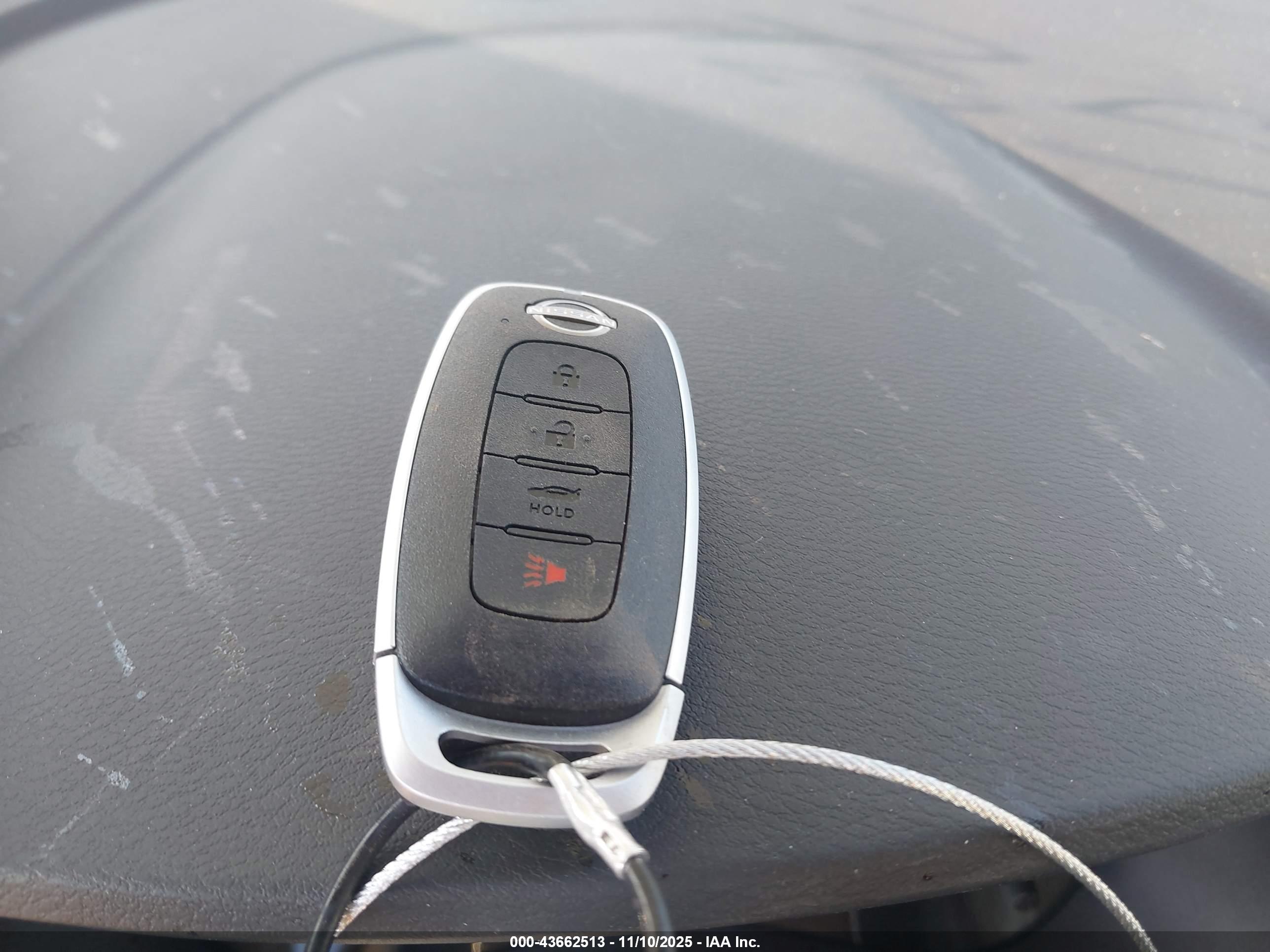 NISSAN VERSA image 11