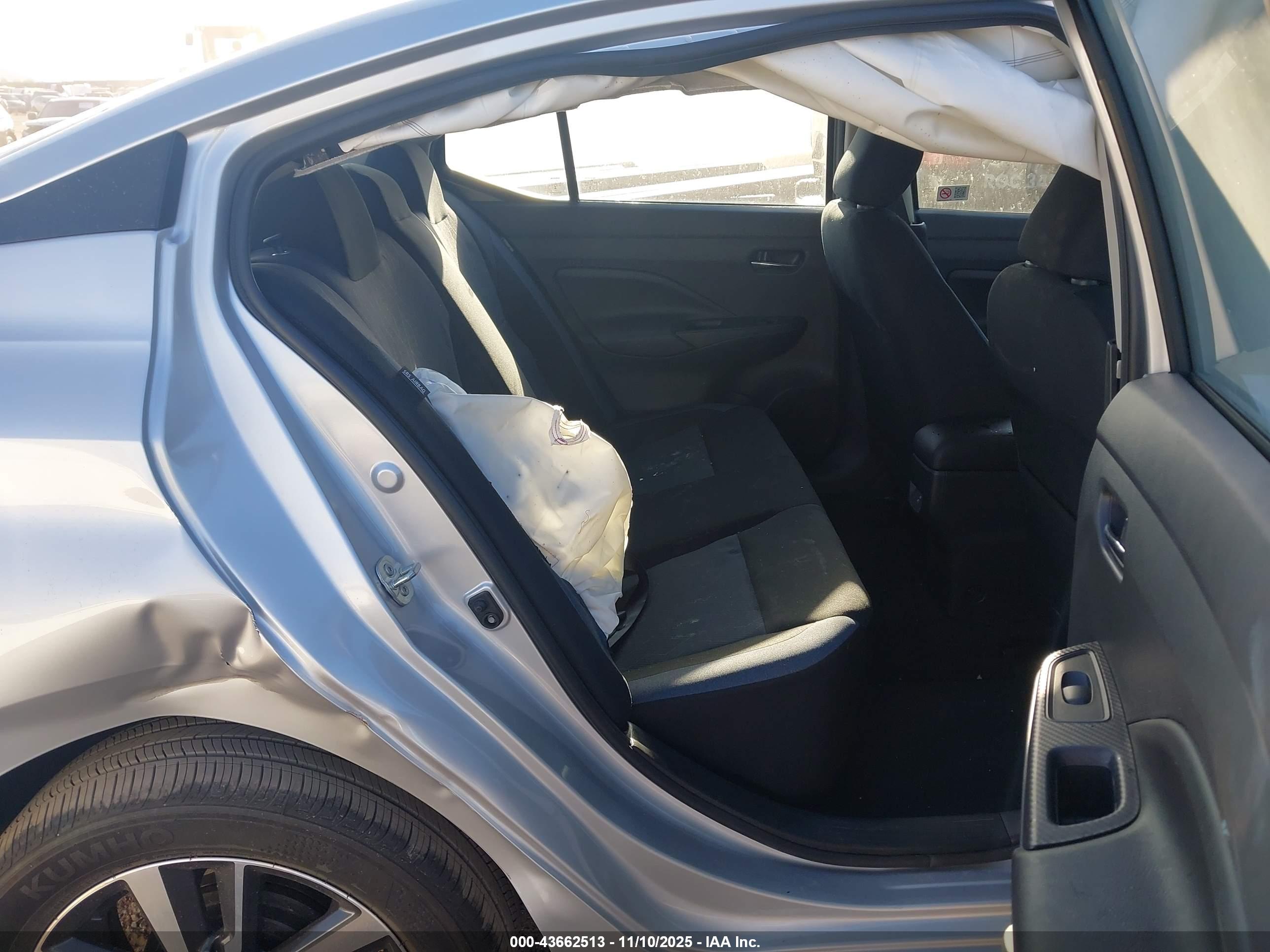 NISSAN VERSA image 8