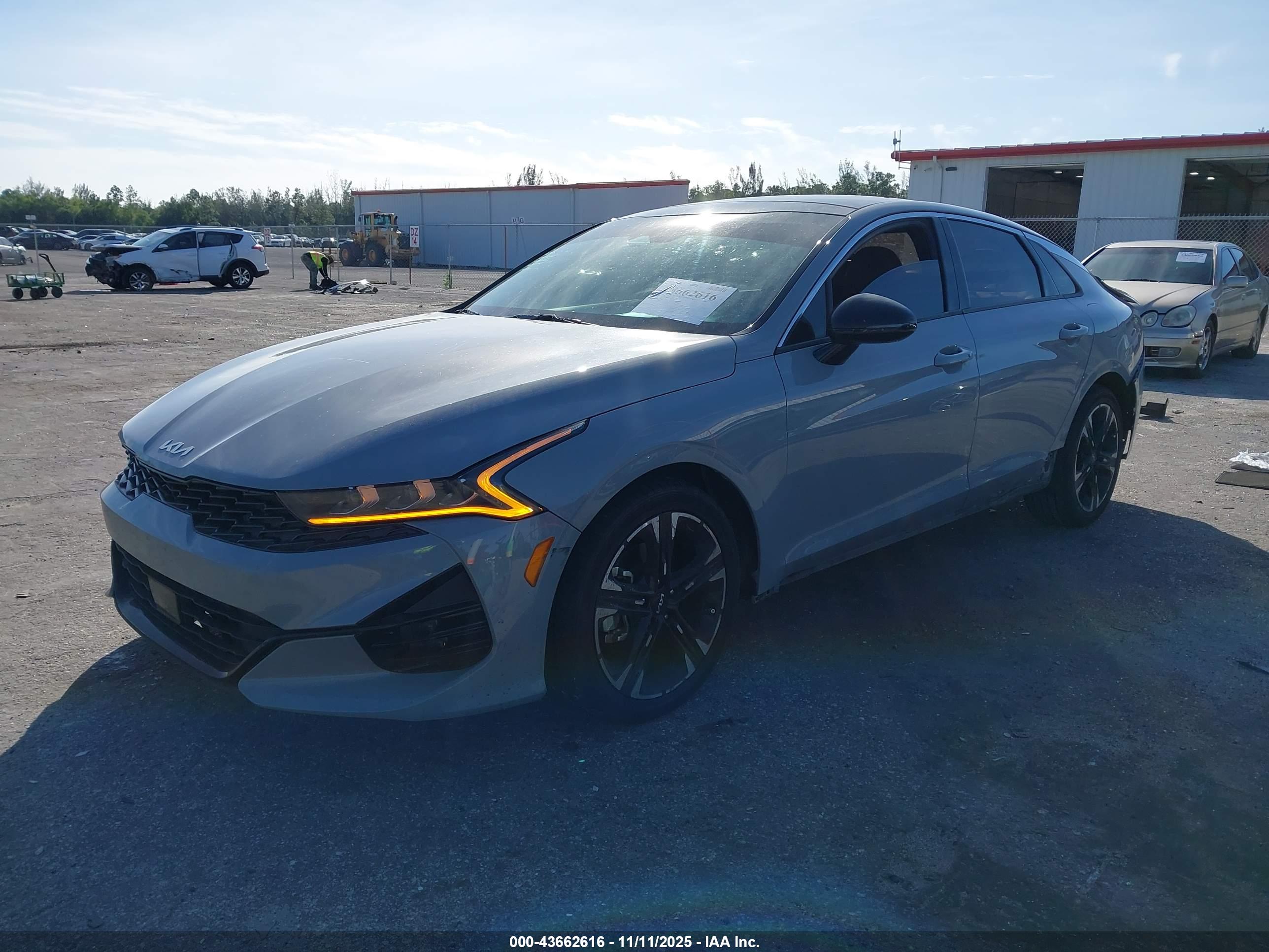 KIA K5 image 2