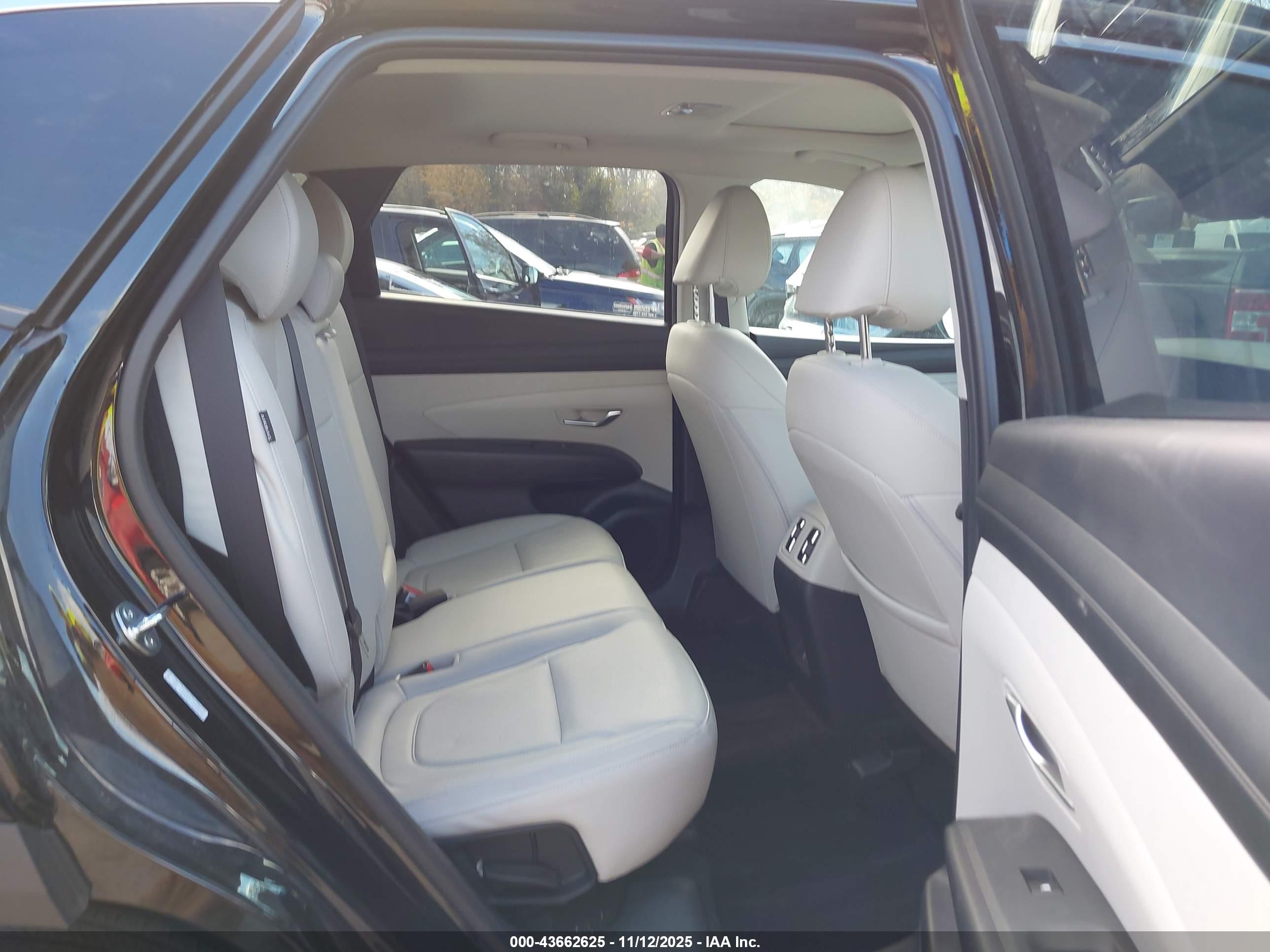 HYUNDAI TUCSON image 8