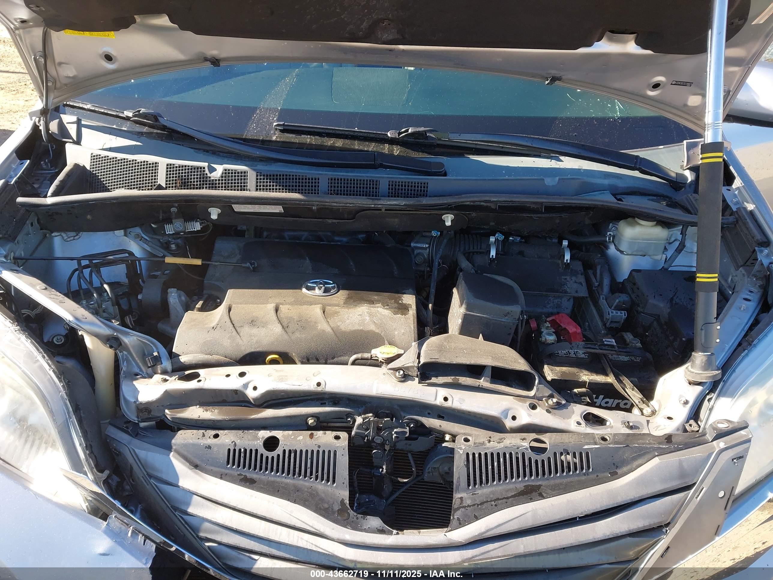 TOYOTA SIENNA image 10